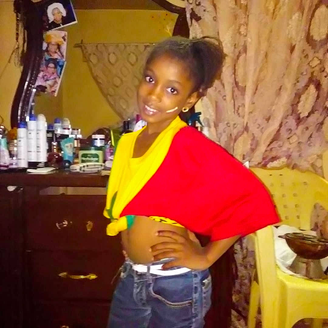 Binette participe au concours pour gagner de l'argent avec cette photo : abdomen, black_hair, joy, person, smile, trunk, yellow