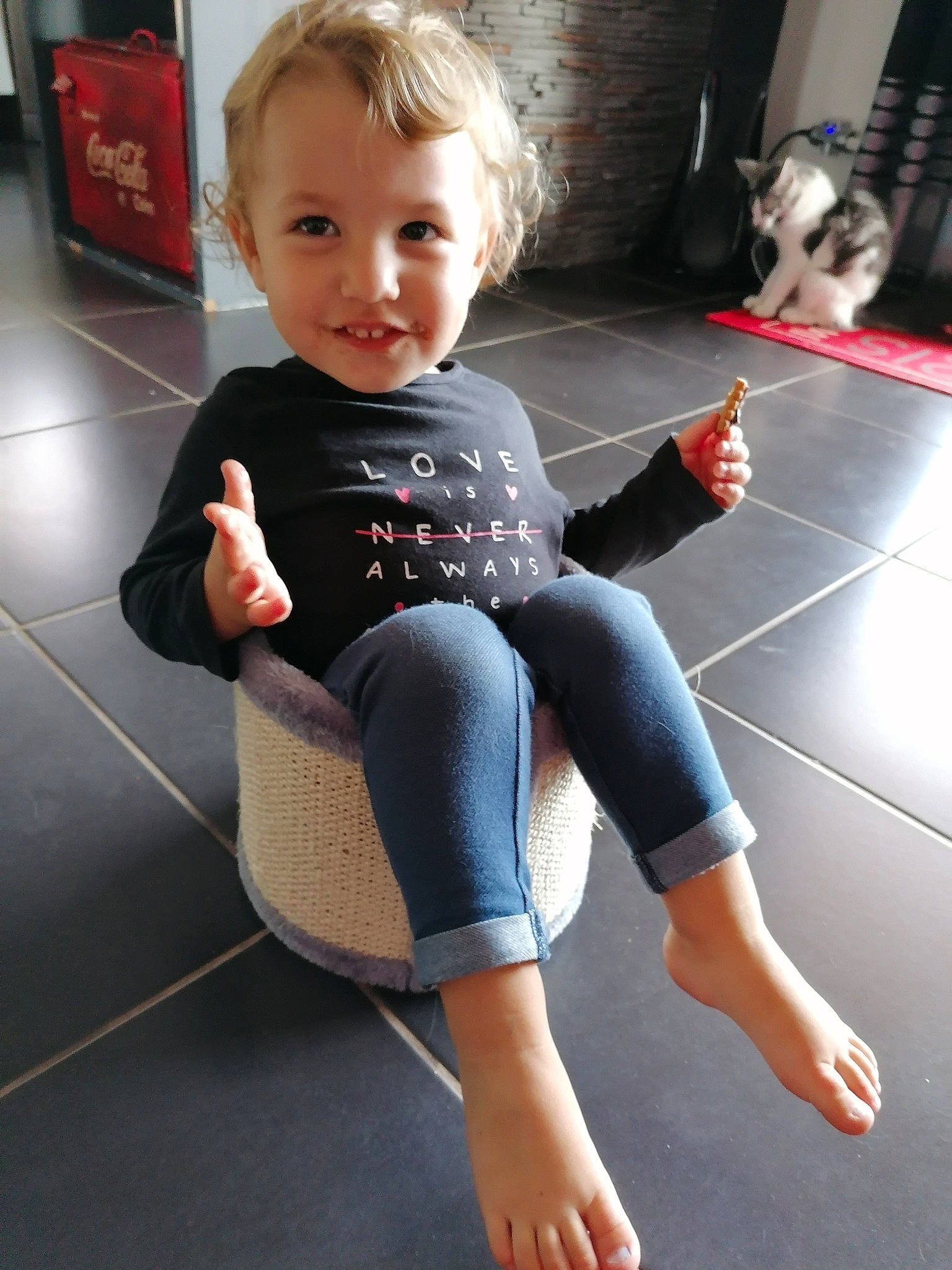 Aléna participe au concours pour gagner de l'argent avec cette photo : arm, baby, barefoot, child, flooring, joint, joy, leg, person, sitting, toddler