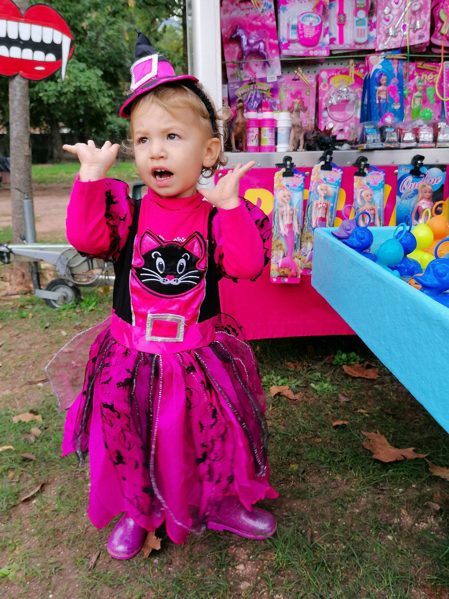 Aléna a rejoint le concours — aidez-le/la à gagner de superbes lots ! child, clothing, costume, dress, fun, magenta, party, person, pink, plant, purple, smile, surprise, toddler, violet