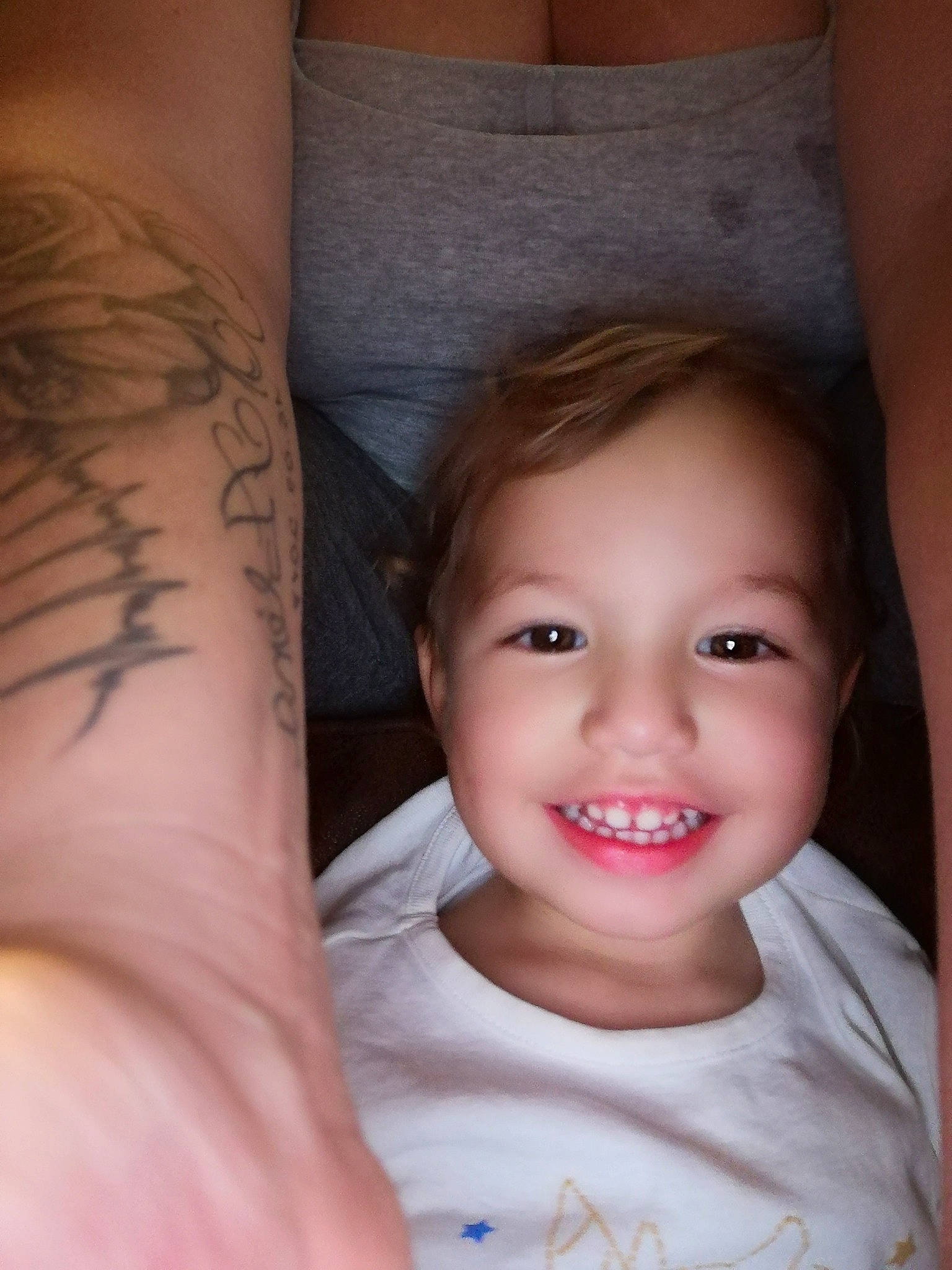 Aléna participe au concours pour gagner de l'argent avec cette photo : arm, cheek, child, close_up, eye, face, finger, forehead, hand, head, human_leg, joint, joy, leg, lip, muscle, organ, person, skin, smile