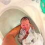 Mélodie a rejoint le concours — aidez-le/la à gagner de superbes lots ! baby, newborn, bathtub, water, arm, blanket, infant, bath, person, skin, hand, towel, cute, wrapped, indoor, bathroom, care, gentle, parent, love
