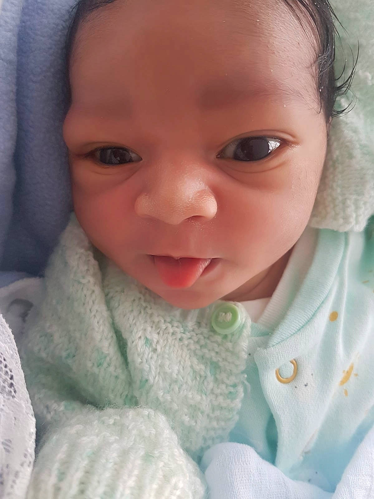 Abel a rejoint le concours — aidez-le/la à gagner de superbes lots ! baby, baby_toddler_clothing, cheek, child, chin, close_up, collar, comfort, eyelash, grass, happy, iris, linens, lip, nose, person, pink, product, skin, sleeve