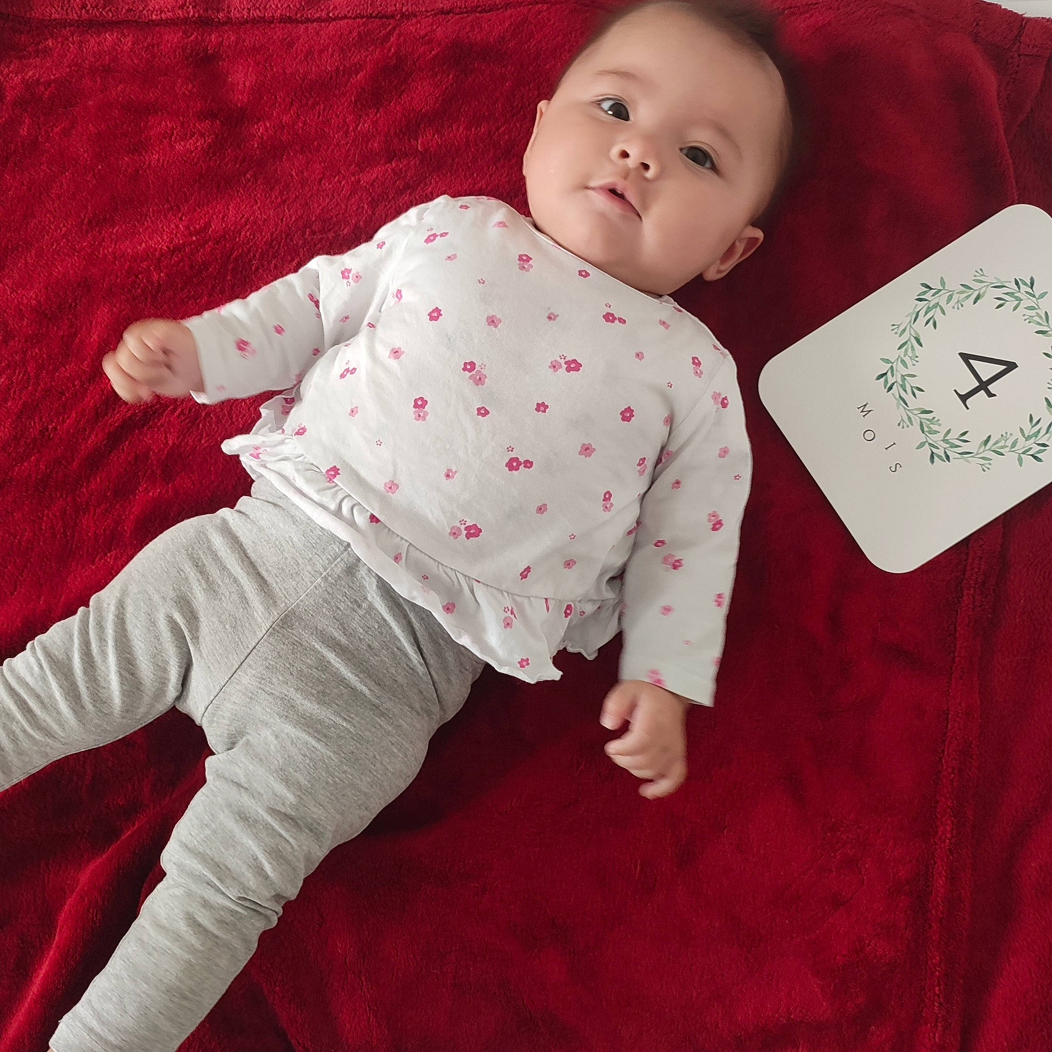 Alma a rejoint le concours — aidez-le/la à gagner de superbes lots ! baby, baby_sleeping, baby_toddler_clothing, bedding, carmine, child, comfort, flooring, foot, happy, knee, linens, pajamas, pattern, person, sitting, sleeve, smile, t_shirt, toddler