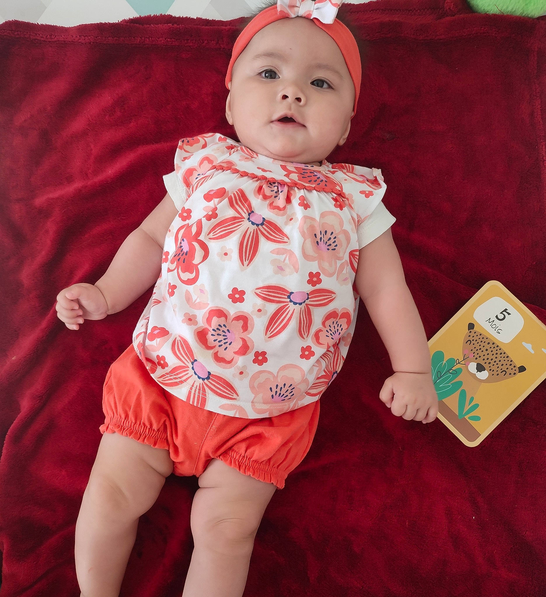 Alma a rejoint le concours — aidez-le/la à gagner de superbes lots ! baby, baby_toddler_clothing, cap, cheek, child, day_dress, design, finger, happy, headwear, human_leg, magenta, pattern, peach, person, pink, sitting, skin, sleeve, t_shirt