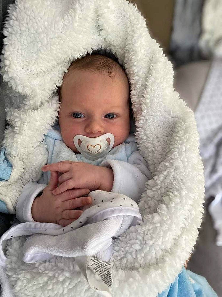 Johann participe au concours pour gagner de l'argent avec cette photo : baby, baby_toddler_clothing, cheek, chin, comfort, eye, eyebrow, finger, fur_clothing, hand, happy, head, headgear, human_body, iris, nose, person, skin, sleeve, toddler