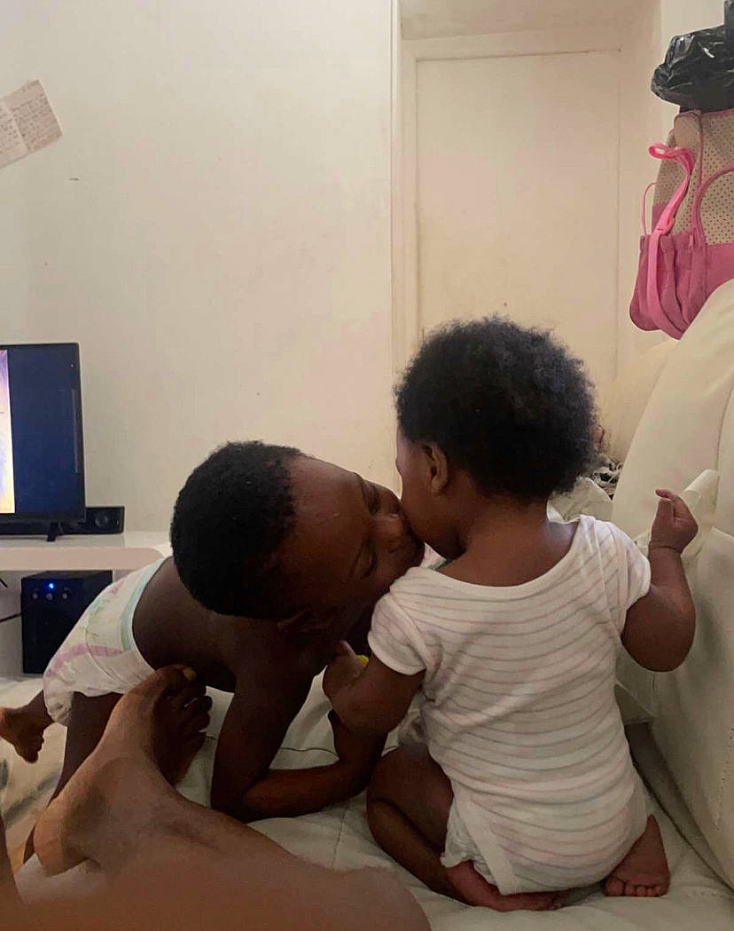 Tayanna a rejoint le concours — aidez-le/la à gagner de superbes lots ! arm, art, child, comfort, elbow, flooring, fun, gesture, happy, hat, interaction, joint, kiss, knee, person, shorts, shoulder, t_shirt, thigh, toddler