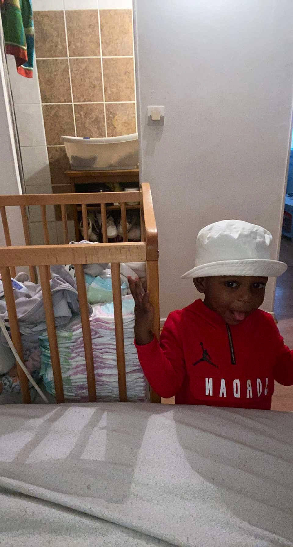 Kayden a rejoint le concours — aidez-le/la à gagner de superbes lots ! baseball_cap, cap, fashion_accessory, floor, flooring, glasses, hard_hat, hardwood, hat, headwear, helmet, home, person, personal_protective_equipment, property, room, sleeve, stairs, t_shirt, toddler