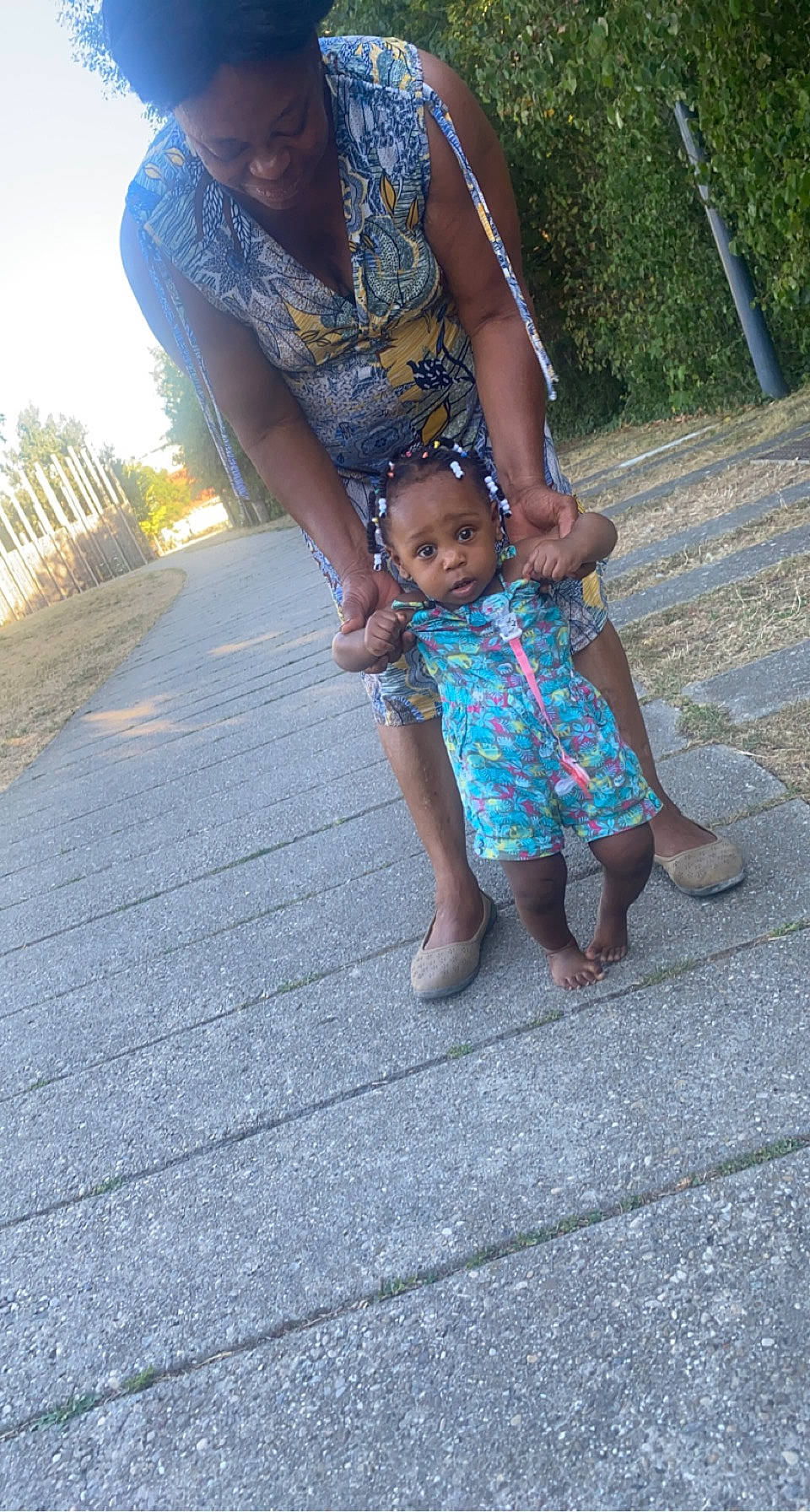 Tayanna participe au concours pour gagner de l'argent avec cette photo : baby, barefoot, foot, fun, gesture, grass, happy, human_leg, leg, leisure, people, people_in_nature, person, plant, recreation, road_surface, sandal, sky, smile, toddler