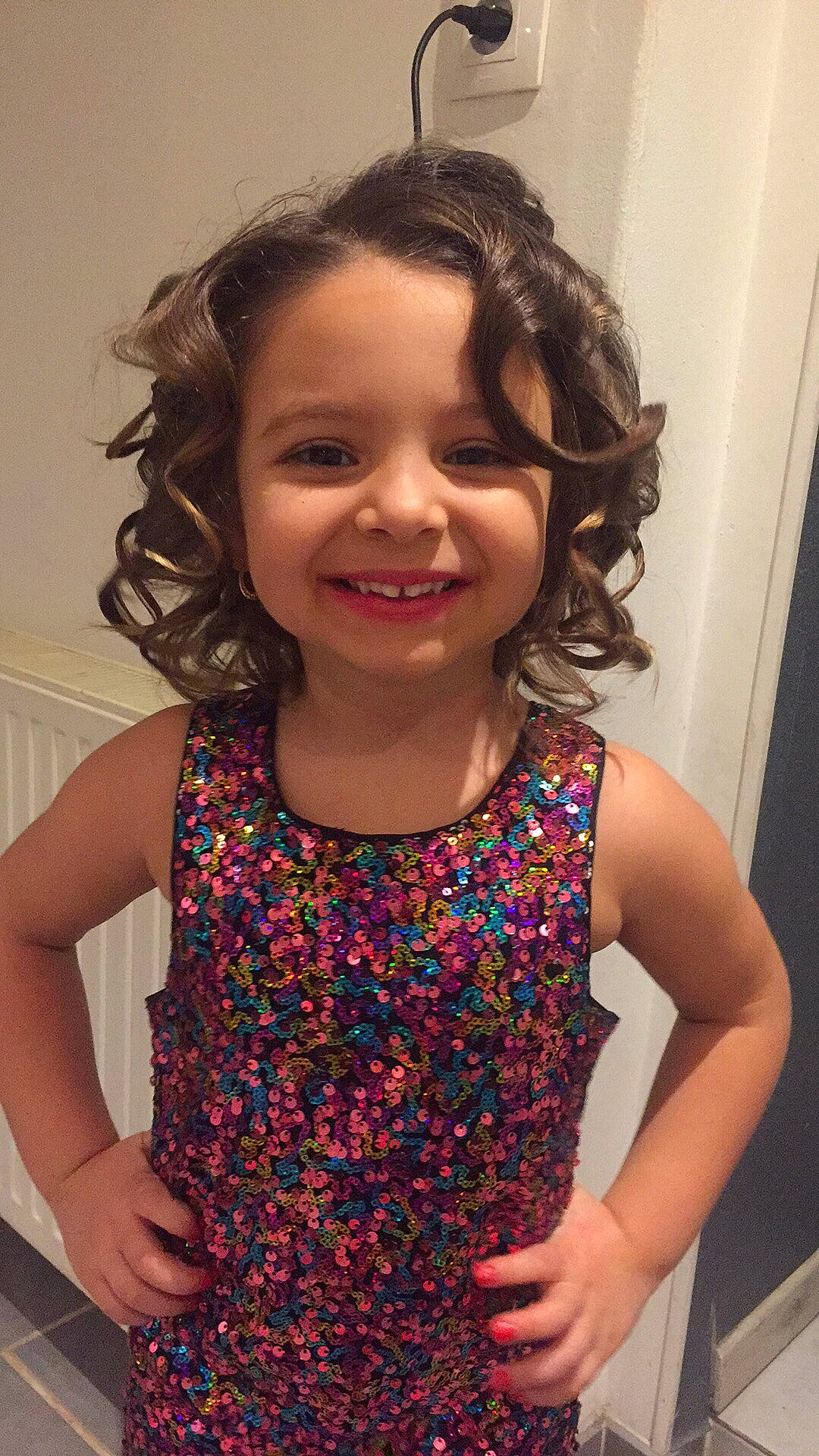 Sana participe au concours pour gagner de l'argent avec cette photo : beauty, brown_hair, child, child_model, design, dress, fun, girl, hair, hair_accessory, hair_coloring, hairstyle, human_hair_color, joy, long_hair, pattern, person, shoulder, skin, smile