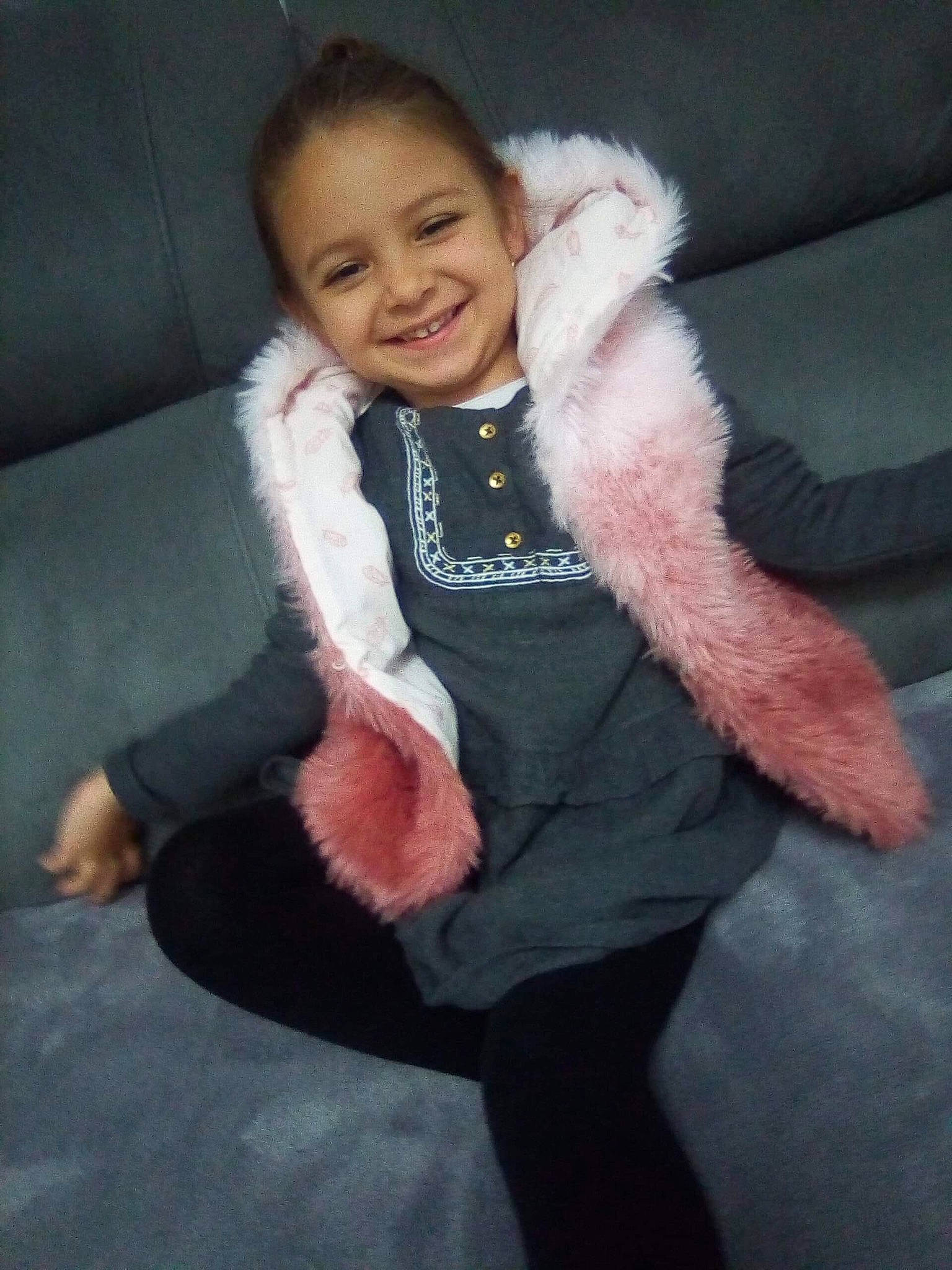 Sana a rejoint le concours — aidez-le/la à gagner de superbes lots ! child, fun, fur, fur_clothing, girl, joy, material, outerwear, person, product, skin, smile, textile, toddler, white