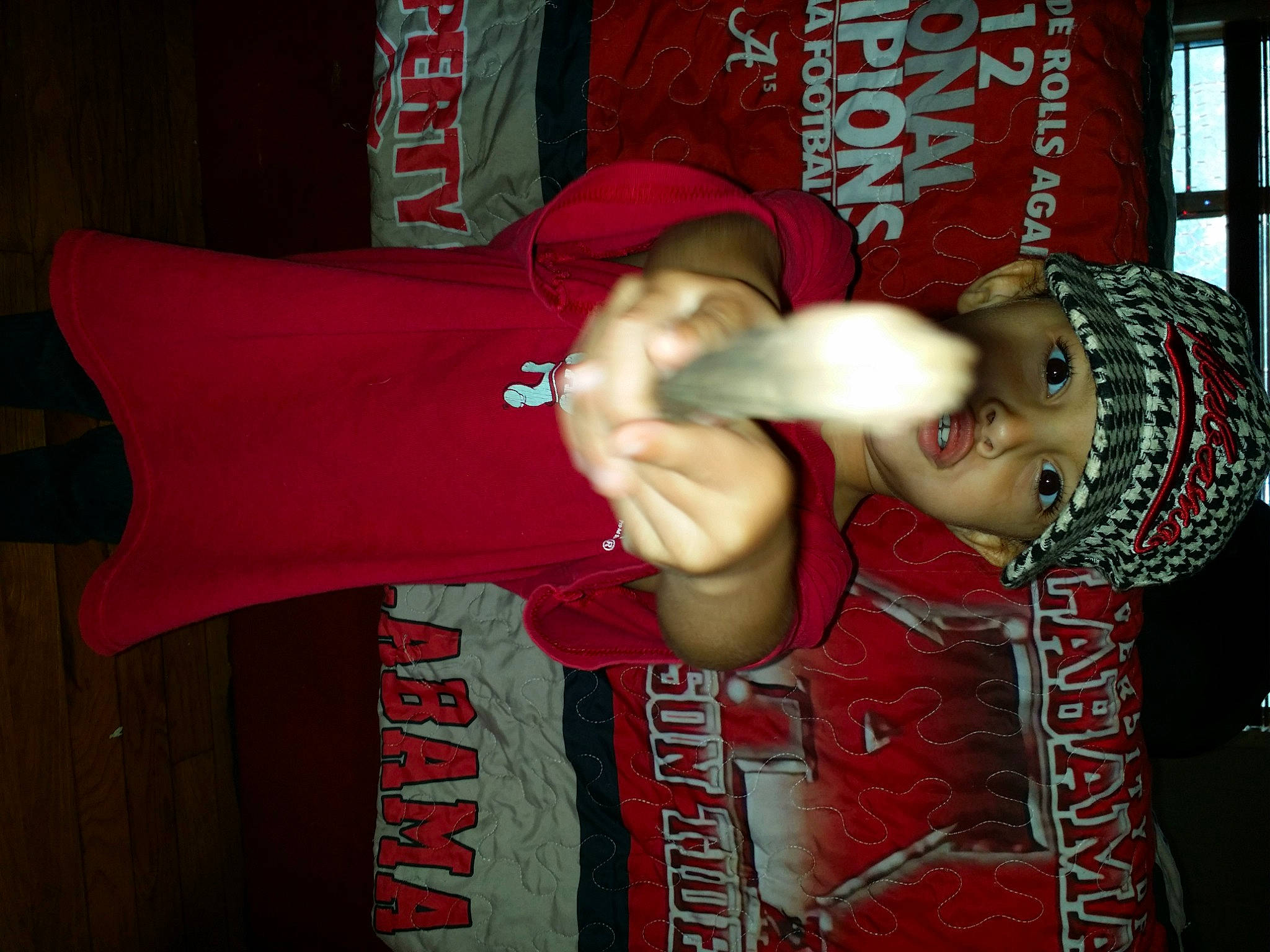 Vayda is registered to the contest to win money with this photo: carmine, elbow, event, fashion_accessory, finger, flesh, font, gesture, hand, headwear, jewellery, logo, magenta, pattern, person, pink, red, sleeve, sportswear, t_shirt