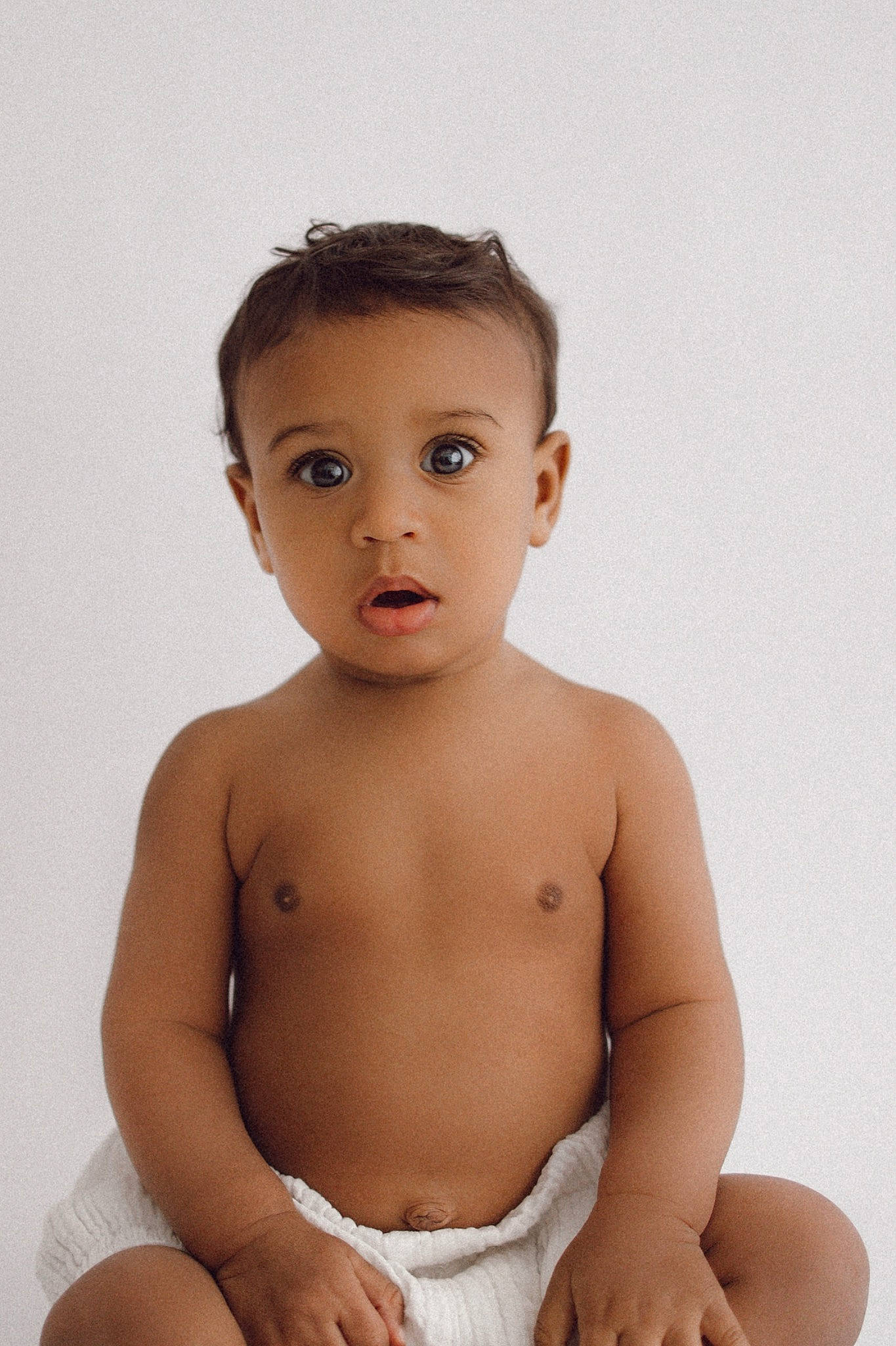 Jules participe au concours pour gagner de l'argent avec cette photo : arm, baby, baby_toddler_clothing, cheek, eye, eyebrow, eyelash, face, flash_photography, hair, head, human_body, iris, leg, lip, neck, nose, person, shoulder, skin