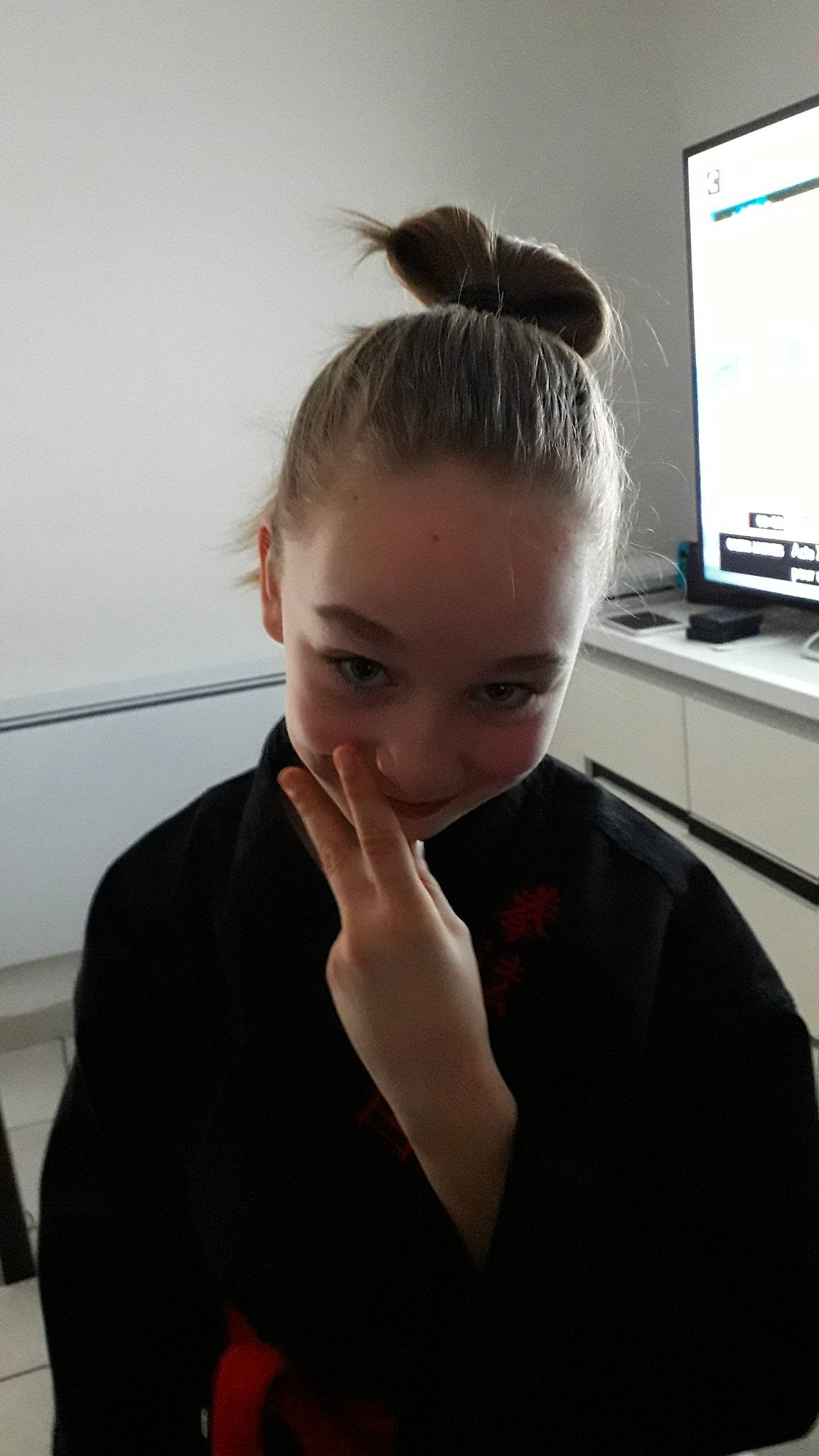 Johanna participe au concours pour gagner de l'argent avec cette photo : black_hair, bun, chin, ear, eyebrow, eyelash, face, forehead, hair, hairstyle, jaw, joy, lip, long_hair, neck, nose, person