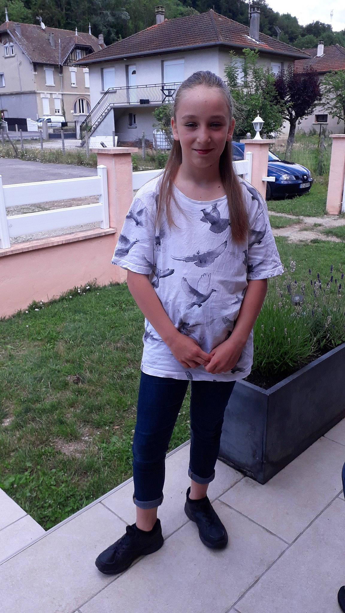 Johanna participe au concours pour gagner de l'argent avec cette photo : child, grass, jeans, joy, leg, person, shoe, shoulder, t_shirt