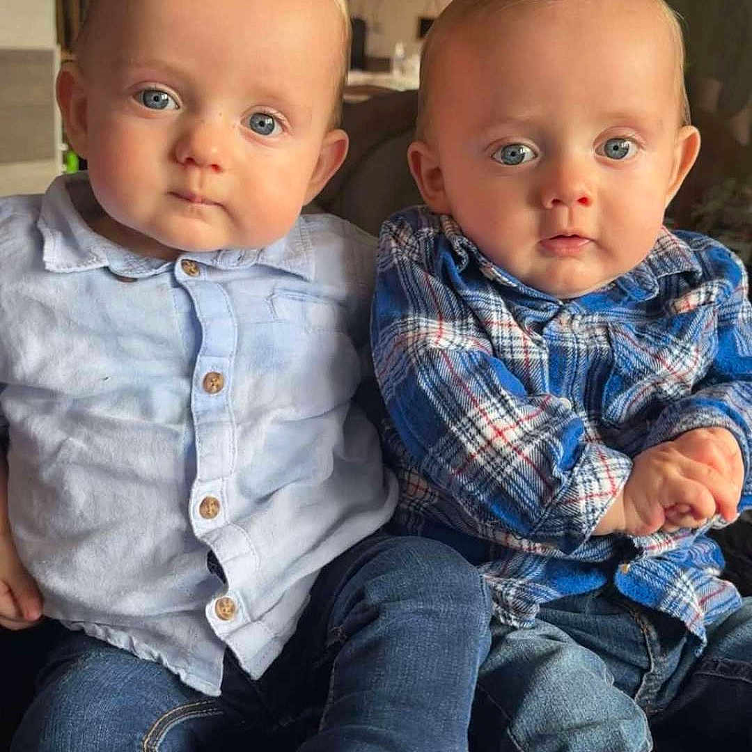 Mahdy Et Maloe a rejoint le concours — aidez-le/la à gagner de superbes lots ! baby, child, blue_eyes, casual_clothing, indoor, jeans, shirt, sitting, two_children, cute, portrait, home, furniture, lighting, curious_expression, infant, toddler, face, people, cozy