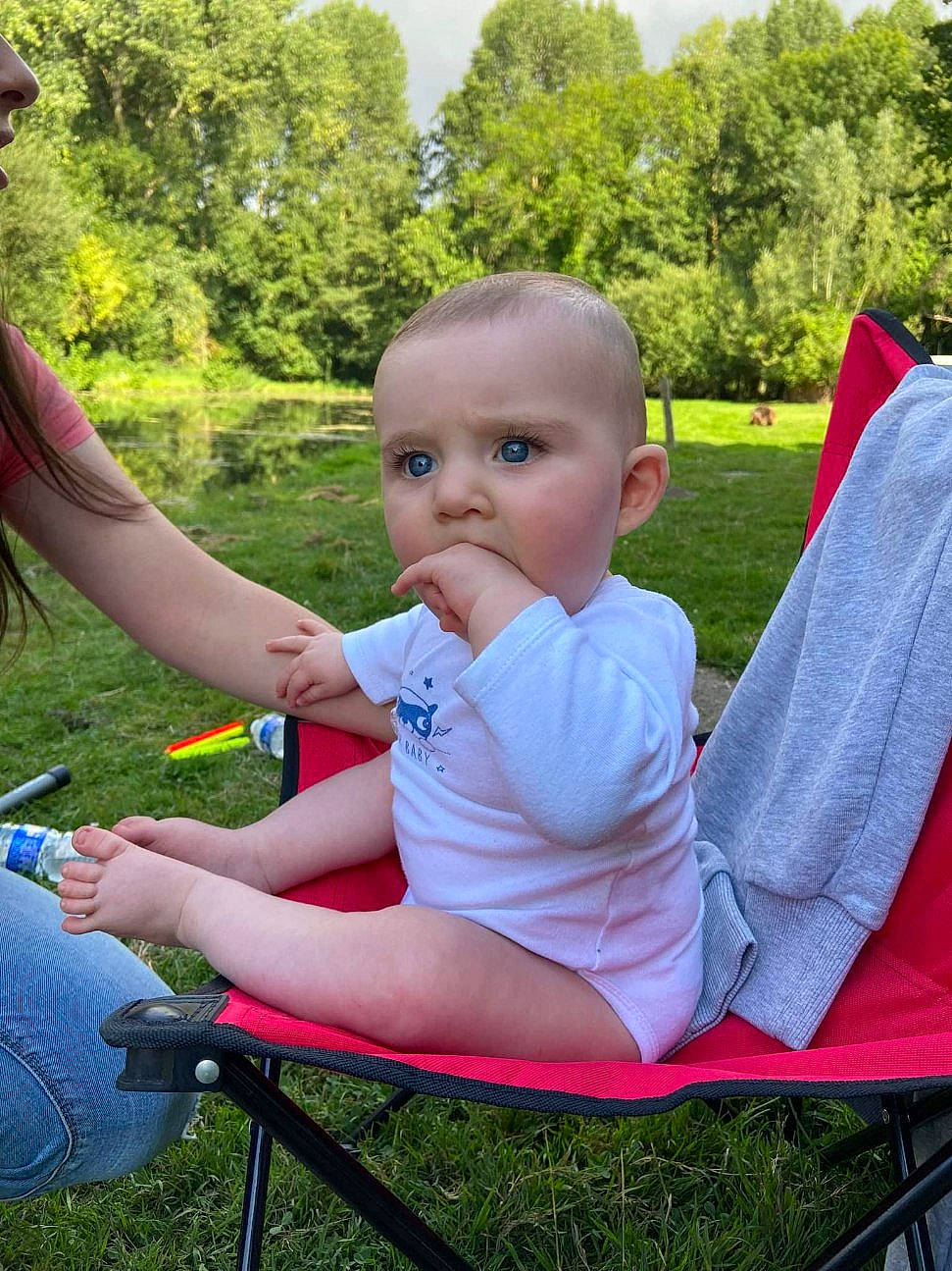 Lowen a rejoint le concours — aidez-le/la à gagner de superbes lots ! baby, baby_products, baby_toddler_clothing, chair, child, folding_chair, grass, happy, lap, lawn, leaf, leisure, outdoor_furniture, people_in_nature, person, plant, recreation, sharing, sky, toddler