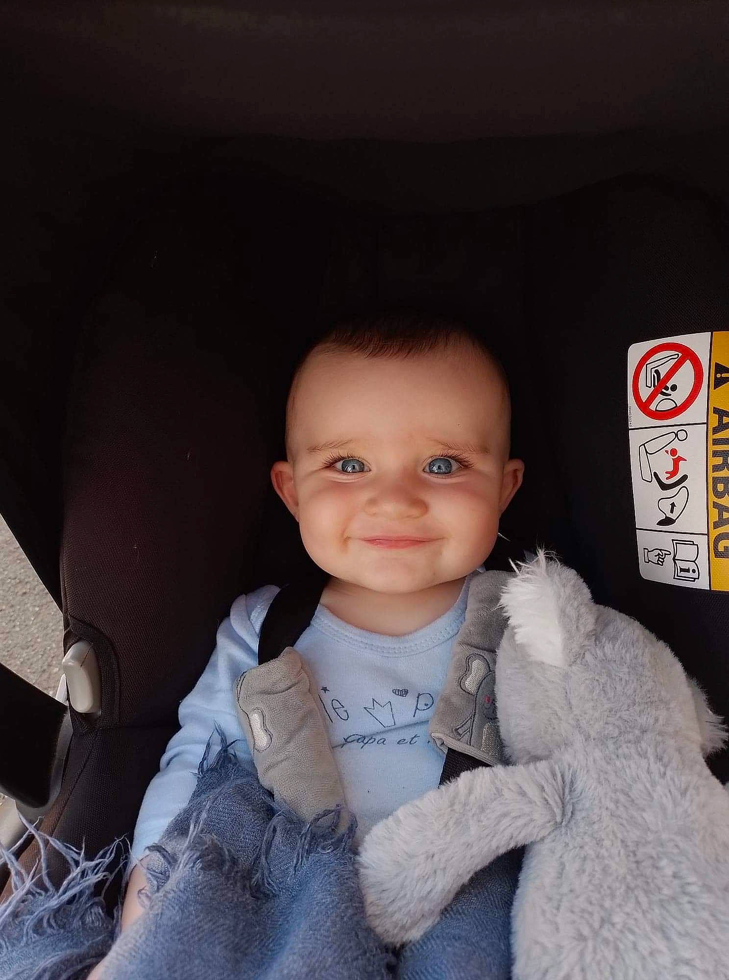 Lowen participe au concours pour gagner de l'argent avec cette photo : baby, baby_toddler_clothing, chair, cheek, child, flash_photography, fun, fur, fur_clothing, glove, happy, joy, nose, person, room, sitting, skin, sleeve, smile, toddler