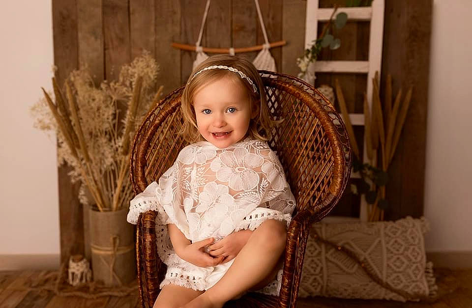 Rosie participe au concours pour gagner de l'argent avec cette photo : chair, child, comfort, eye, face, fawn, flash_photography, floor, flooring, happy, hardwood, head, house, iris, joy, long_hair, person, smile, thigh, toddler