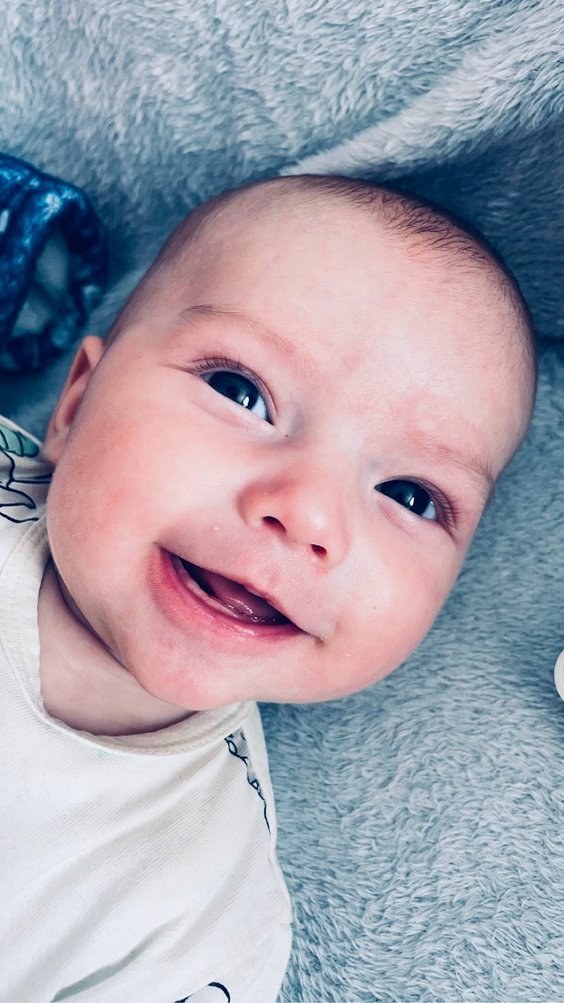 Lenny a rejoint le concours — aidez-le/la à gagner de superbes lots ! baby, baby_laughing, baby_toddler_clothing, blue, cheek, cool, eyebrow, eyelash, face, fun, gesture, happy, iris, lip, mouth, nose, person, skin, smile, textile