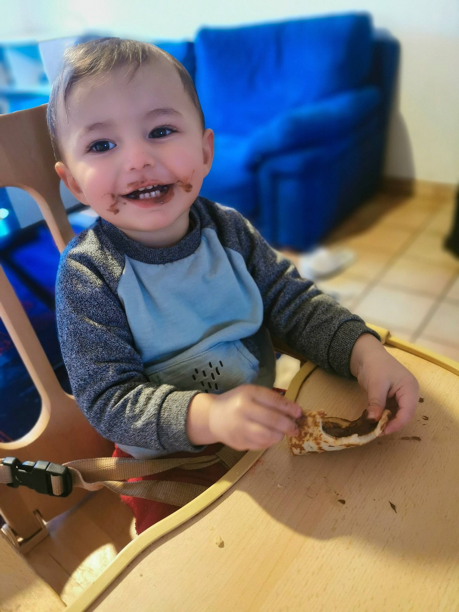 Gino participe au concours pour gagner de l'argent avec cette photo : baby, baby_products, baby_toddler_clothing, banana, blue, chair, child, couch, electric_blue, fish, flooring, fun, happy, joy, person, play, scaled_reptile, sitting, skin, smile