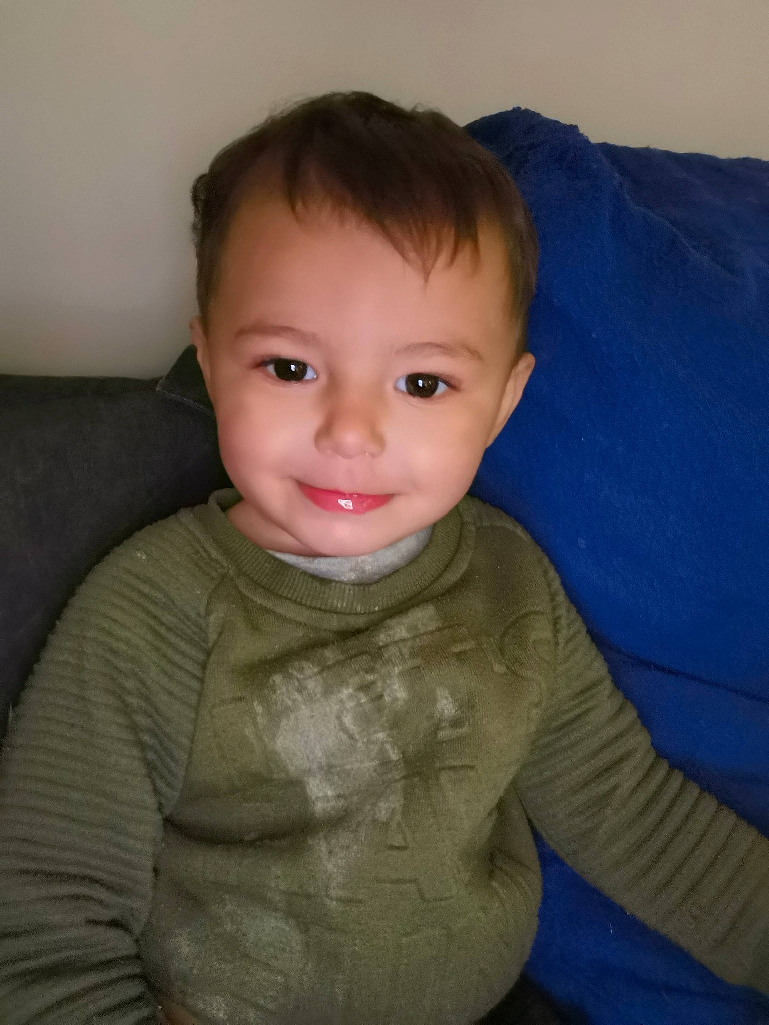 Gino participe au concours pour gagner de l'argent avec cette photo : baby_toddler_clothing, cheek, chest, comfort, elbow, eye, eyebrow, forehead, hair, head, human_body, iris, jaw, joy, lip, neck, nose, person, skin, sleeve