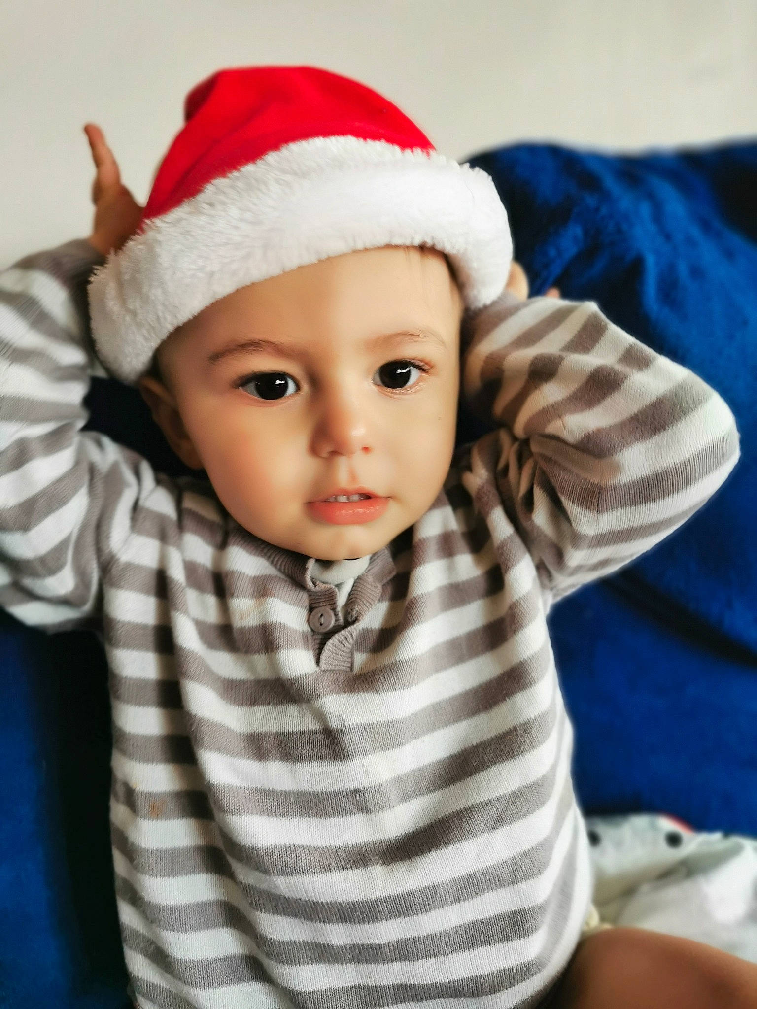 Gino a rejoint le concours — aidez-le/la à gagner de superbes lots ! baby, baby_toddler_clothing, cap, cheek, child, chin, costume_hat, eye, eyebrow, face, flash_photography, gesture, happy, headgear, headwear, knit_cap, lip, outerwear, person, sleeve