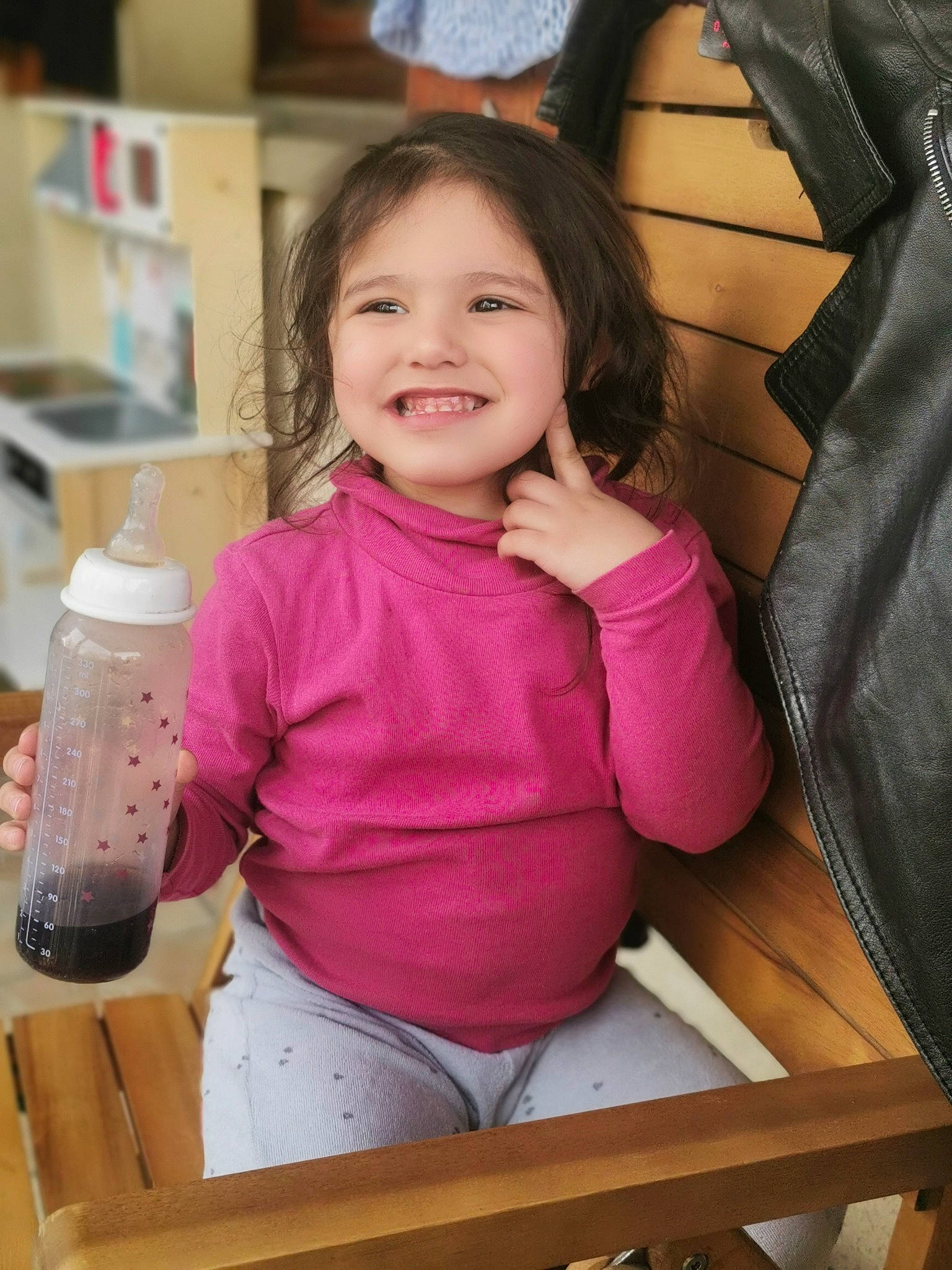 Lya a rejoint le concours — aidez-le/la à gagner de superbes lots ! arm, beauty, chair, cheek, child, comfort, finger, hair, hairstyle, happy, joy, magenta, material_property, organ, person, pink, plastic_bottle, skin, sleeve, smile