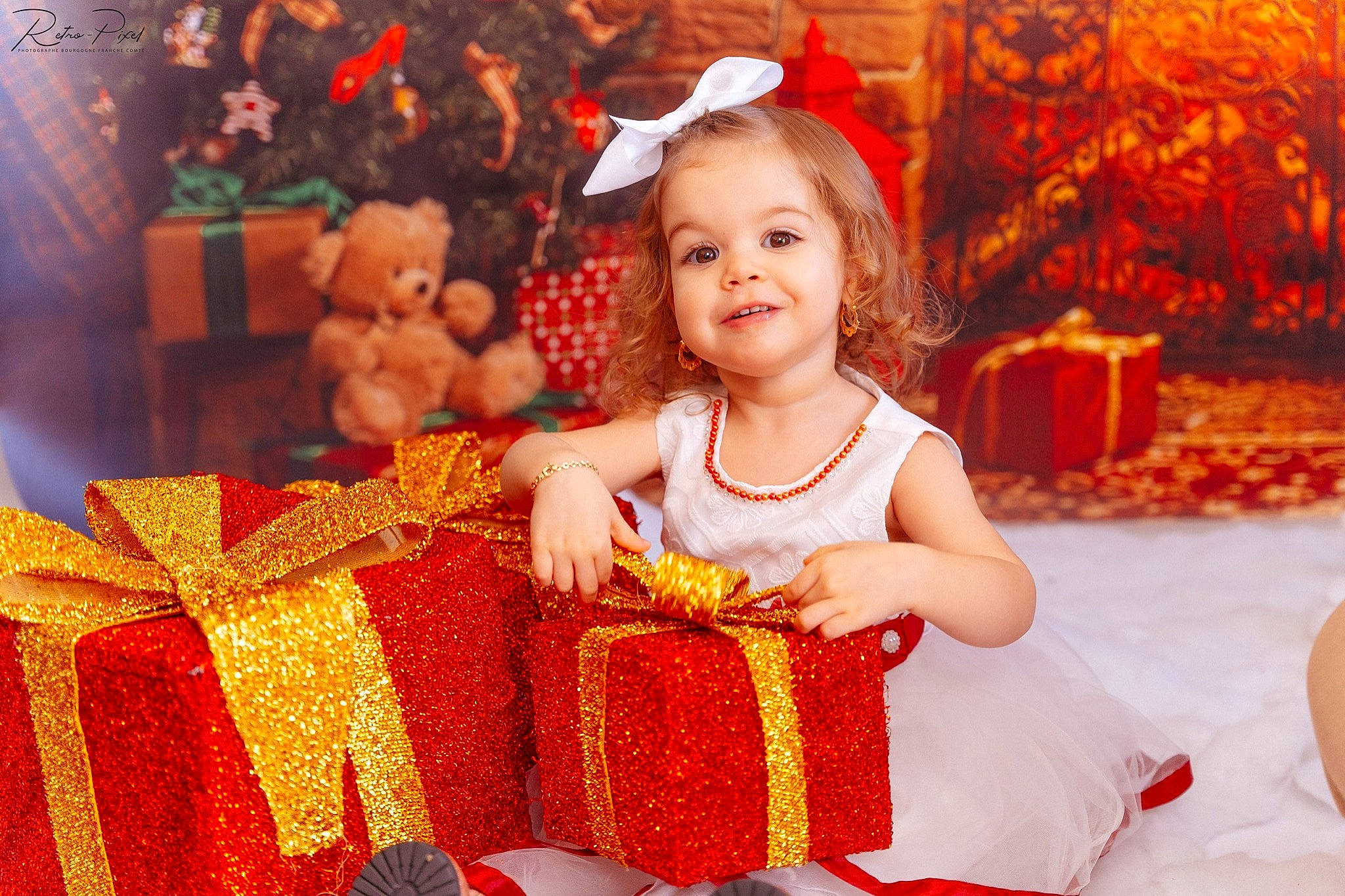 Chelsy a rejoint le concours — aidez-le/la à gagner de superbes lots ! baby_toddler_clothing, child, christmas, christmas_decoration, christmas_eve, christmas_ornament, costume, decoration, event, fun, happy, holiday, joy, lighting, orange, party, person, red, sitting, smile