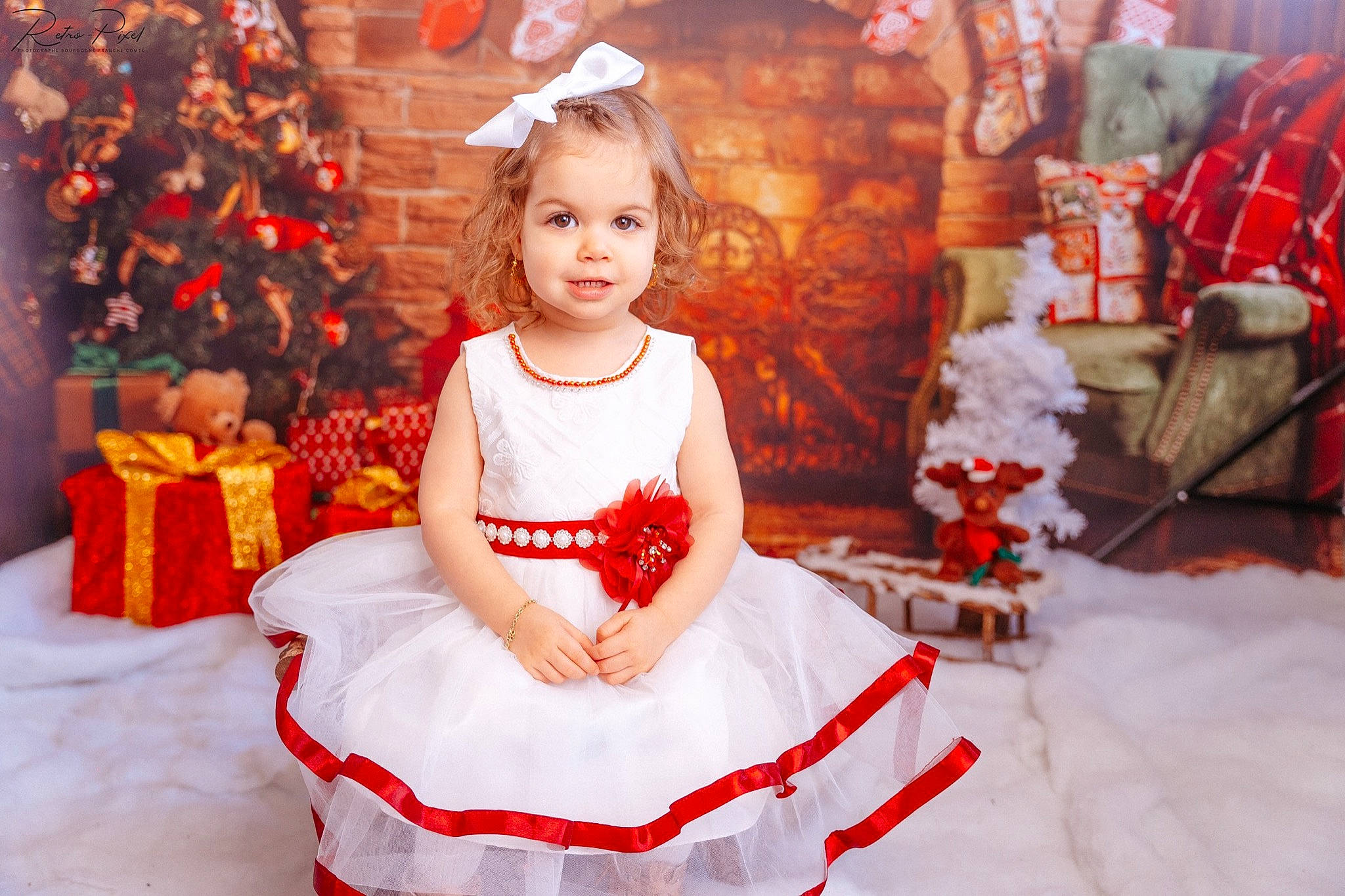 Chelsy participe au concours pour gagner de l'argent avec cette photo : baby_toddler_clothing, child, christmas, christmas_decoration, christmas_eve, dress, embellishment, event, flash_photography, fun, happy, holiday, one_piece_garment, orange, peach, person, pink, plant, red, toddler