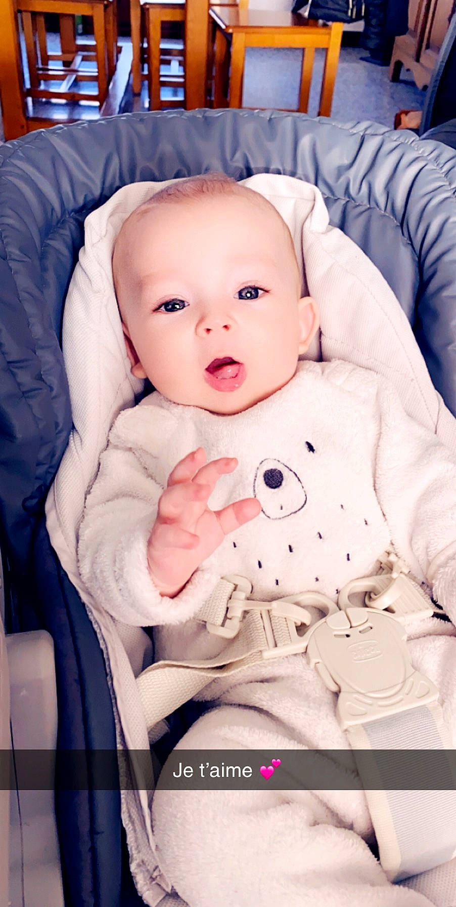 éden participe au concours pour gagner de l'argent avec cette photo : baby, baby_products, beauty, bedtime, cheek, child, head, lip, mouth, nose, person, pink, product, skin, toddler