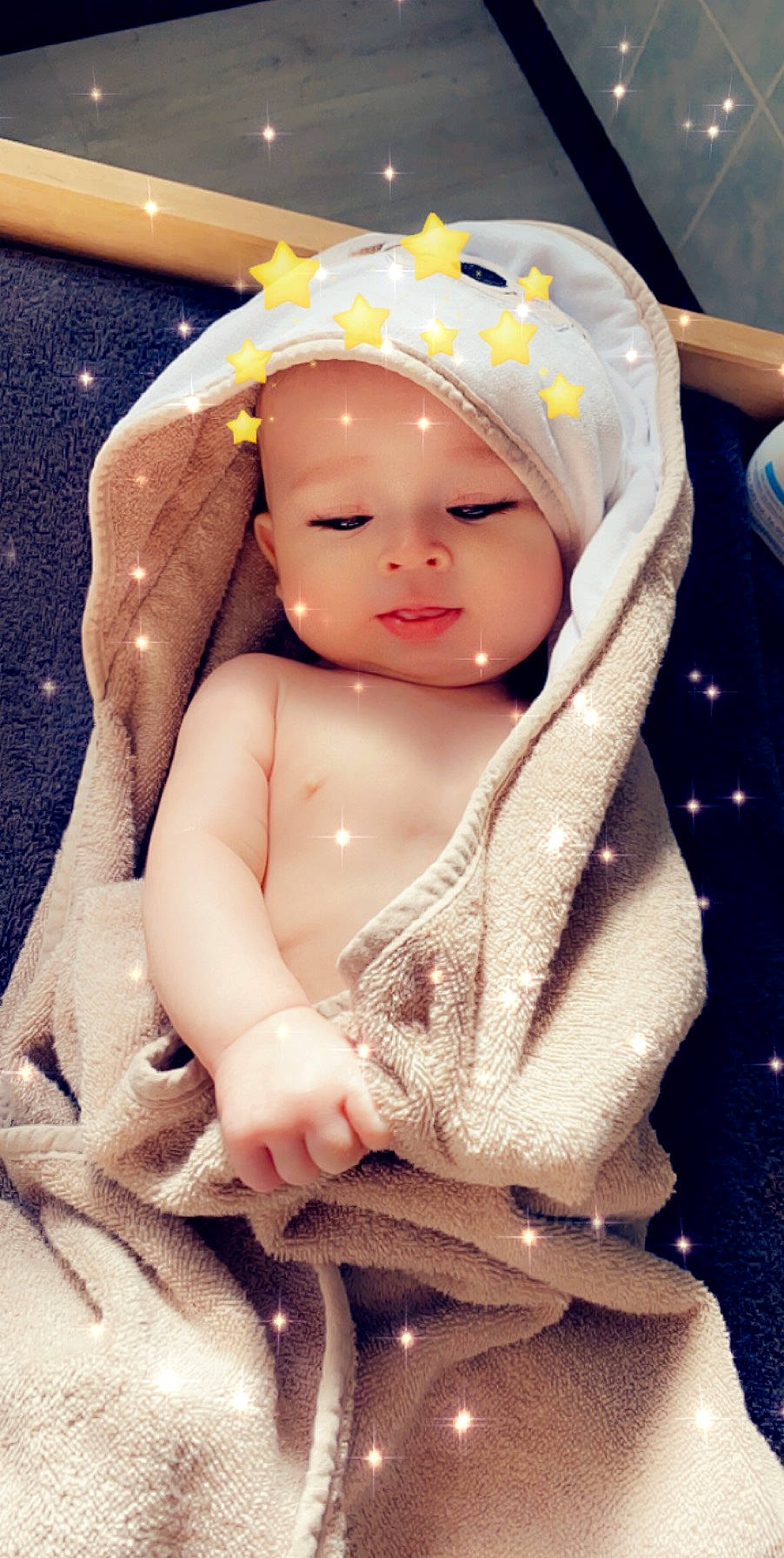 éden participe au concours pour gagner de l'argent avec cette photo : baby, baby_bathing, bathing, child, head, headwear, person, skin, toddler, toy, yellow