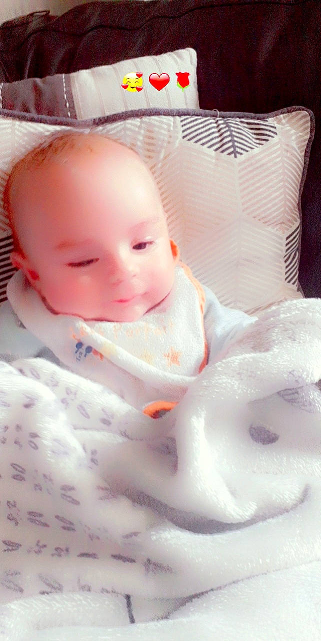 Malo participe au concours pour gagner de l'argent avec cette photo : baby, baby_products, baby_sleeping, baby_toddler_clothing, bedding, bedtime, cheek, child, comfort, eye, fur, iris, linens, pattern, peach, person, pillow, portrait_photography, room, throw_pillow