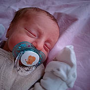 Coline Et Matthew a rejoint le concours — aidez-le/la à gagner de superbes lots ! newborn, baby, sleeping, pacifier, infant, blanket, mitten, cozy, cute, soft, closeup, resting, peaceful, child, face, clothing, indoors, bedtime, adorable, portrait