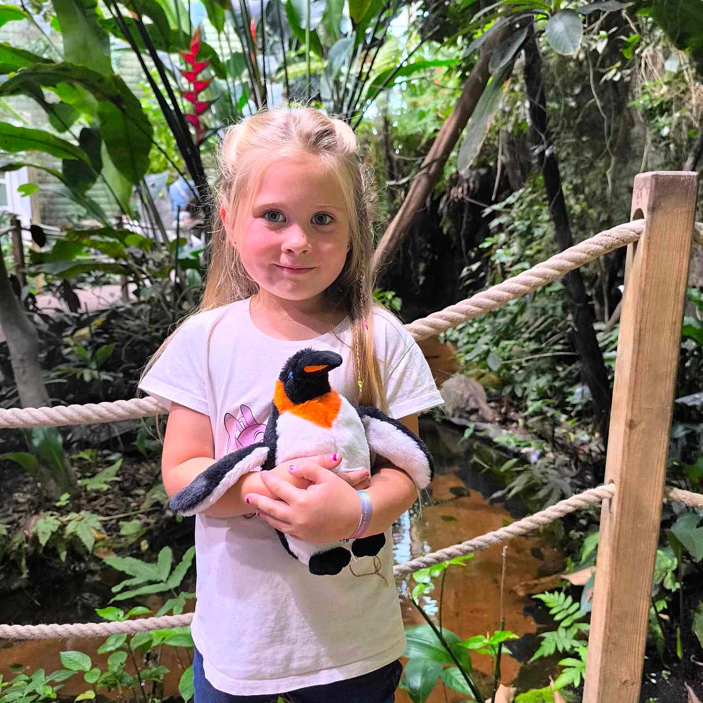 Isalyne participe au concours pour gagner de l'argent avec cette photo : animal, child, clothing, face, female, girl, head, jungle, land, nature, outdoors, person, photography, plant, portrait, pottedplant, rainforest, tree, vegetation, zoo