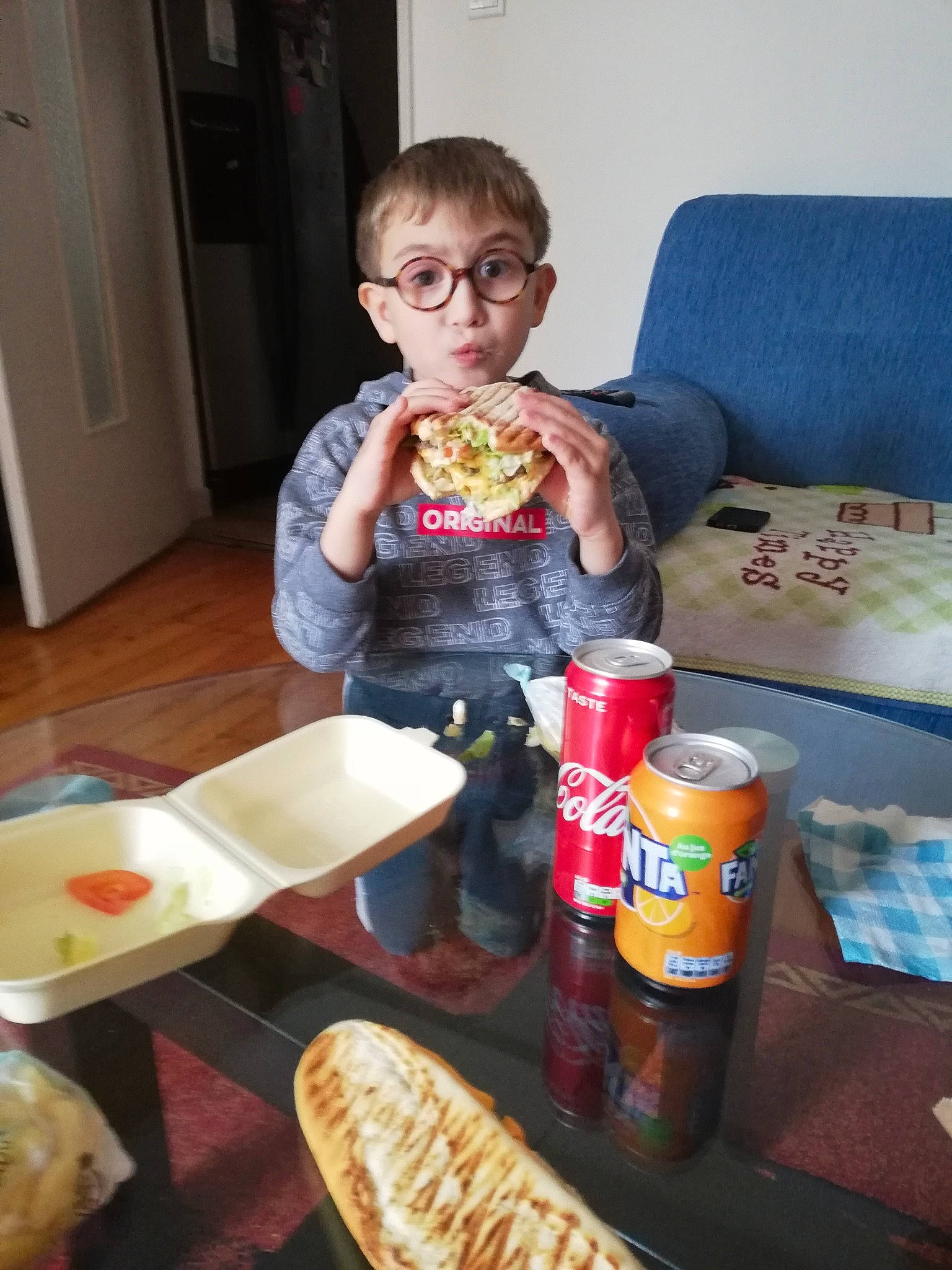 Sorin a rejoint le concours — aidez-le/la à gagner de superbes lots ! aluminum_can, baked_goods, beer, beverage_can, child, couch, cuisine, dish, door, drink, fast_food, food, food_craving, glasses, ingredient, junk_food, meal, person, plate, surprise