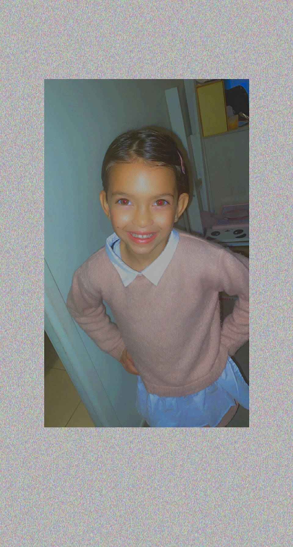 Mayssa participe au concours pour gagner de l'argent avec cette photo : blue, cheek, clothing, dress_shirt, eye, finger, fun, hair, hairstyle, head, human, human_body, joy, lip, people, person, product, room, sitting, smile