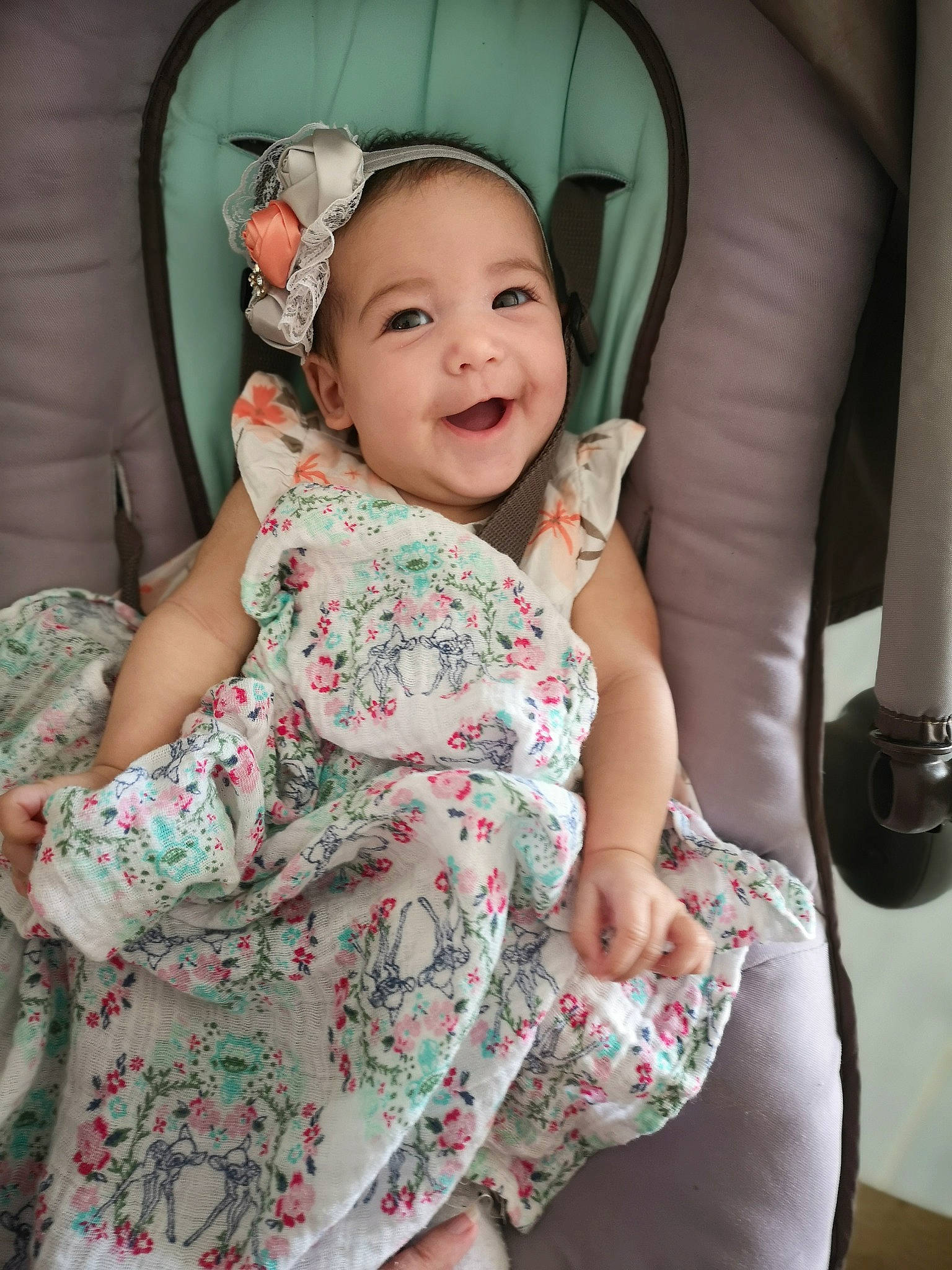 Prunelle a rejoint le concours — aidez-le/la à gagner de superbes lots ! arm, baby, baby_toddler_clothing, car_seat, comfort, face, finger, flash_photography, gesture, happy, head, joy, neck, pattern, person, pink, skin, sleeve, smile, textile