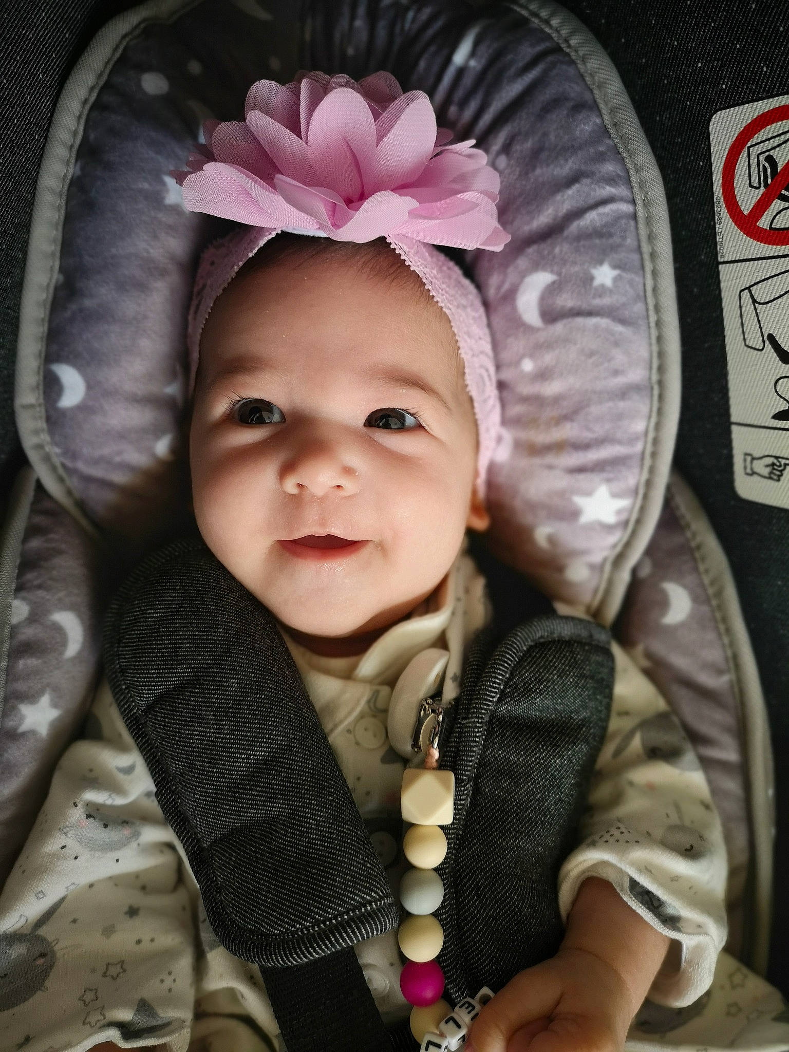 Prunelle participe au concours pour gagner de l'argent avec cette photo : baby, baby_toddler_clothing, cap, cheek, child, cool, eye, eyebrow, eyelash, happy, headband, headgear, lip, person, pink, product, skin, sleeve, smile, textile