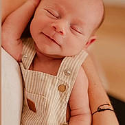 Aubin a rejoint le concours — aidez-le/la à gagner de superbes lots ! baby, infant, smiling, sleeping, striped_overalls, arm, adult, closeup, portrait, soft_lighting, skin, peaceful, cute, child, newborn, hand, warm_colors, indoor, person, toddler