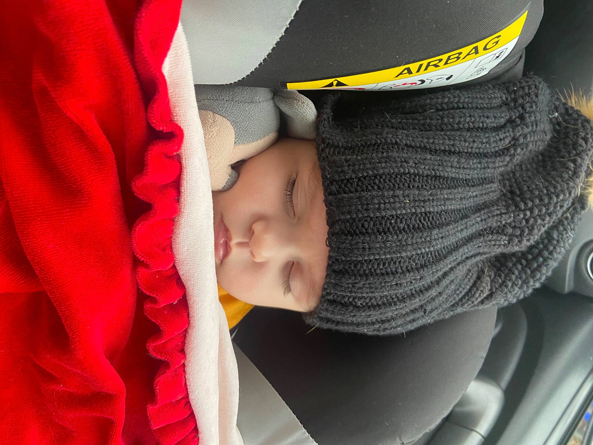 Luna a rejoint le concours — aidez-le/la à gagner de superbes lots ! baby, baby_carriage, baby_products, baby_toddler_clothing, beanie, cap, carmine, child, comfort, fashion_accessory, hand, hat, headgear, headwear, helmet, human_body, nail, person, personal_protective_equipment, skin