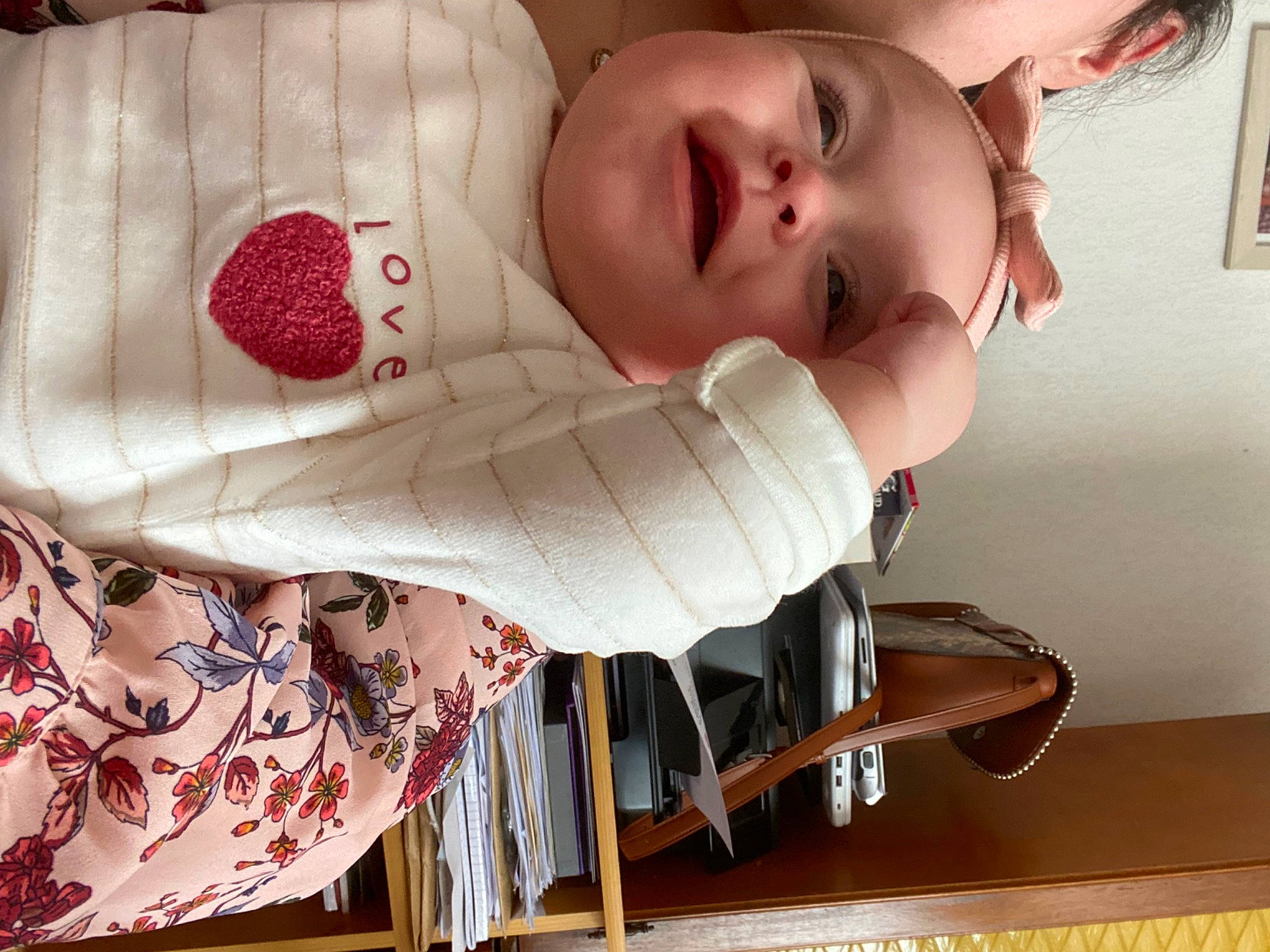 Luna a rejoint le concours — aidez-le/la à gagner de superbes lots ! baby, baby_products, baby_sleeping, baby_toddler_clothing, cheek, child, creative_arts, dress, eye, eyelash, face, headwear, human_body, linens, lip, pattern, person, skin, sleeve, textile