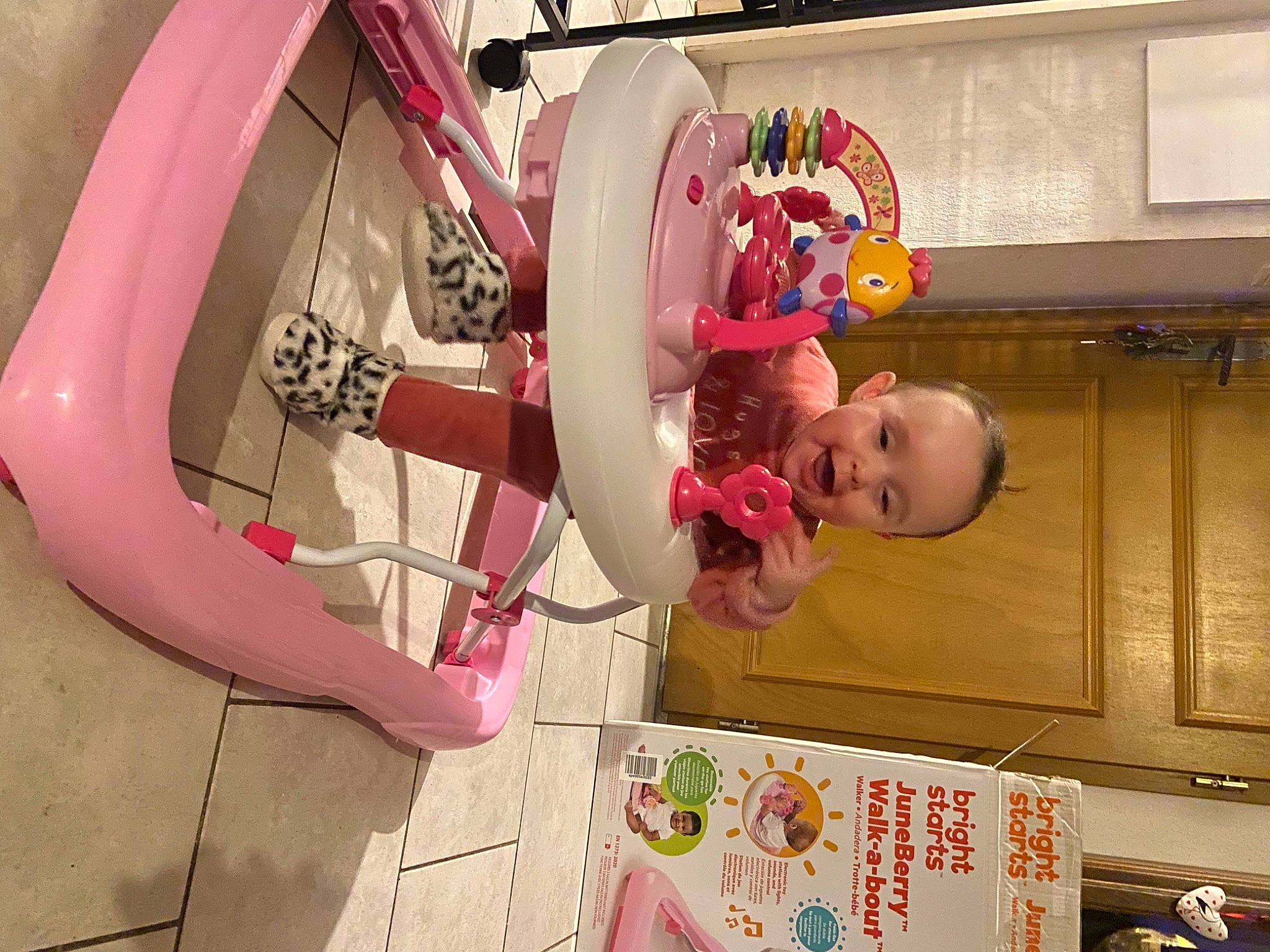 Luna a rejoint le concours — aidez-le/la à gagner de superbes lots ! art, automotive_tire, automotive_wheel_system, baby, baby_toddler_clothing, building, child, circle, fender, fun, machine, magenta, person, pink, rim, room, tire, toddler, toy, wheel