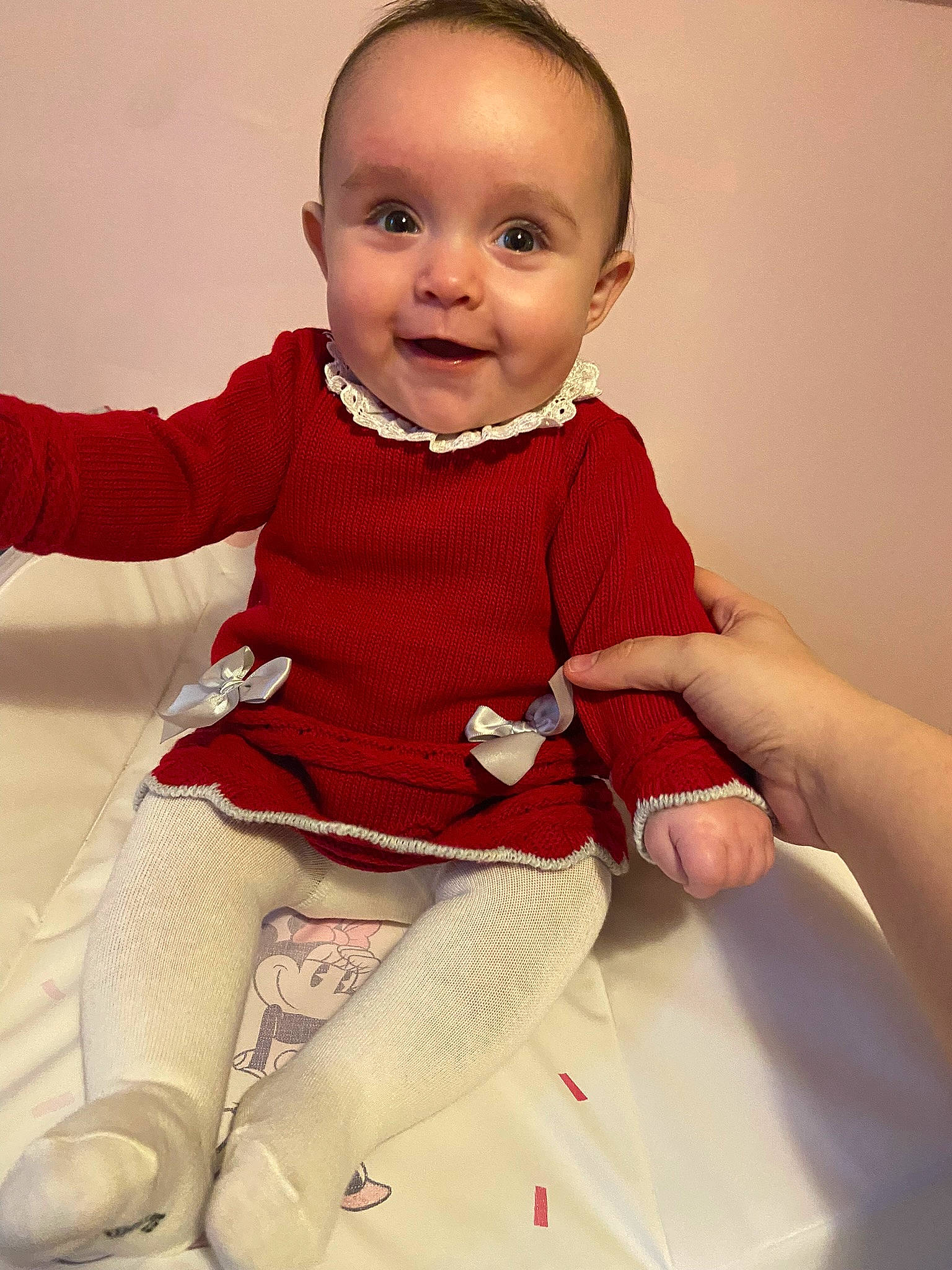 Luna participe au concours pour gagner de l'argent avec cette photo : baby, baby_toddler_clothing, cheek, dress, face, finger, hand, head, human_body, joint, joy, leg, lip, neck, outerwear, person, shoulder, skin, sleeve, smile