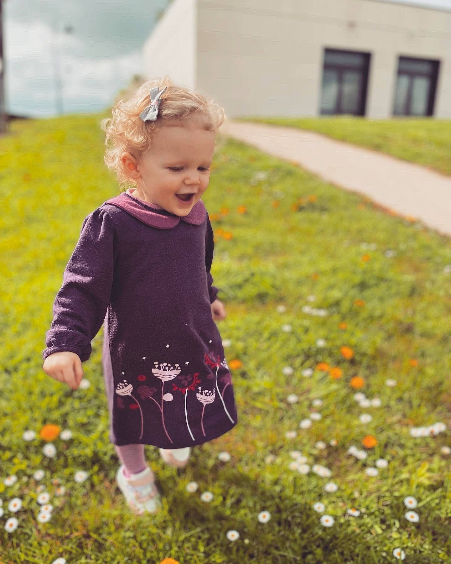 Ellie participe au concours pour gagner de l'argent avec cette photo : baby_toddler_clothing, blond, fun, grass, grassland, hairstyle, happy, lawn, leaf, meadow, morning, pattern, people_in_nature, person, plant, recreation, sleeve, standing, sunlight, toddler