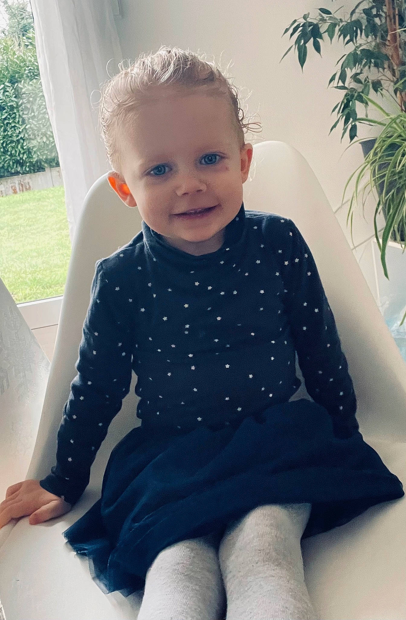 Ellie a rejoint le concours — aidez-le/la à gagner de superbes lots ! baby_toddler_clothing, clothing, cool, dress, electric_blue, facial_expression, fun, happy, human_body, joy, knee, pattern, person, plant, product, sitting, sleeve, smile, standing, t_shirt