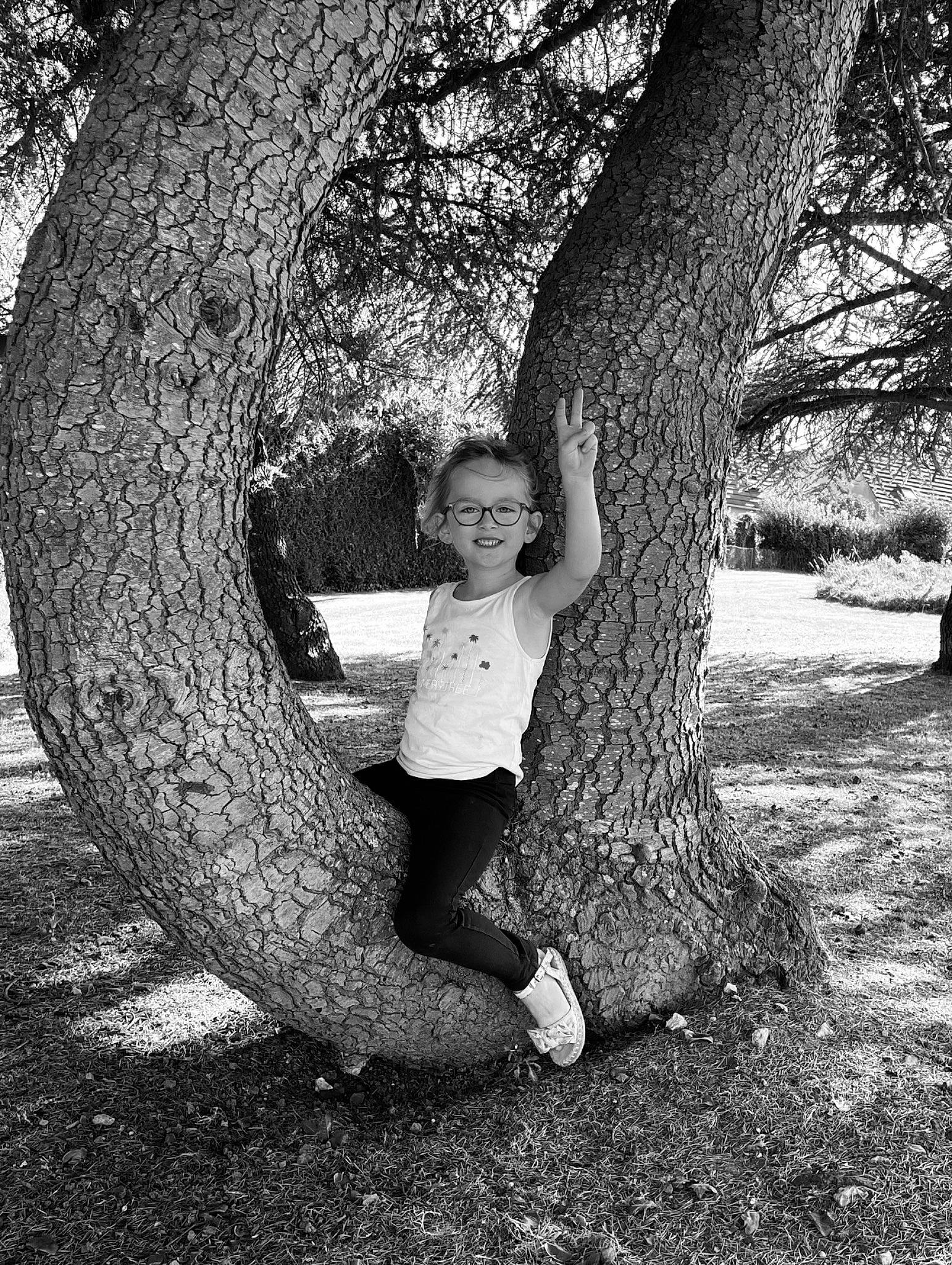 Jade a rejoint le concours — aidez-le/la à gagner de superbes lots ! black, black_and_white, branch, flash_photography, forest, gesture, grass, happy, joy, leaf, leg, monochrome, monochrome_photography, people_in_nature, person, plant, tints_and_shades, tree, trunk, twig