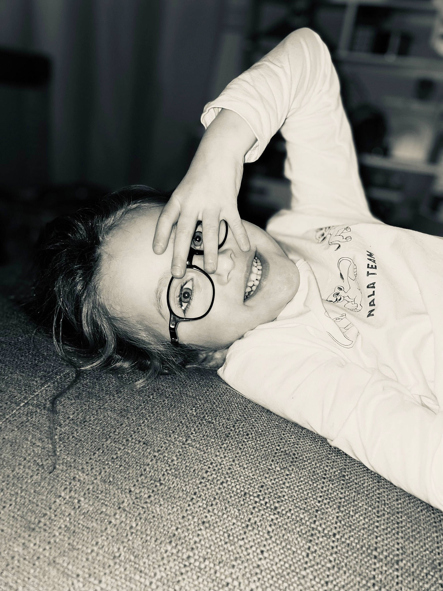 Jade participe au concours pour gagner de l'argent avec cette photo : chest, child, elbow, eyelash, eyewear, flash_photography, font, fun, gesture, happy, human_leg, joy, laugh, monochrome, monochrome_photography, pattern, person, portrait_photography, room, smile