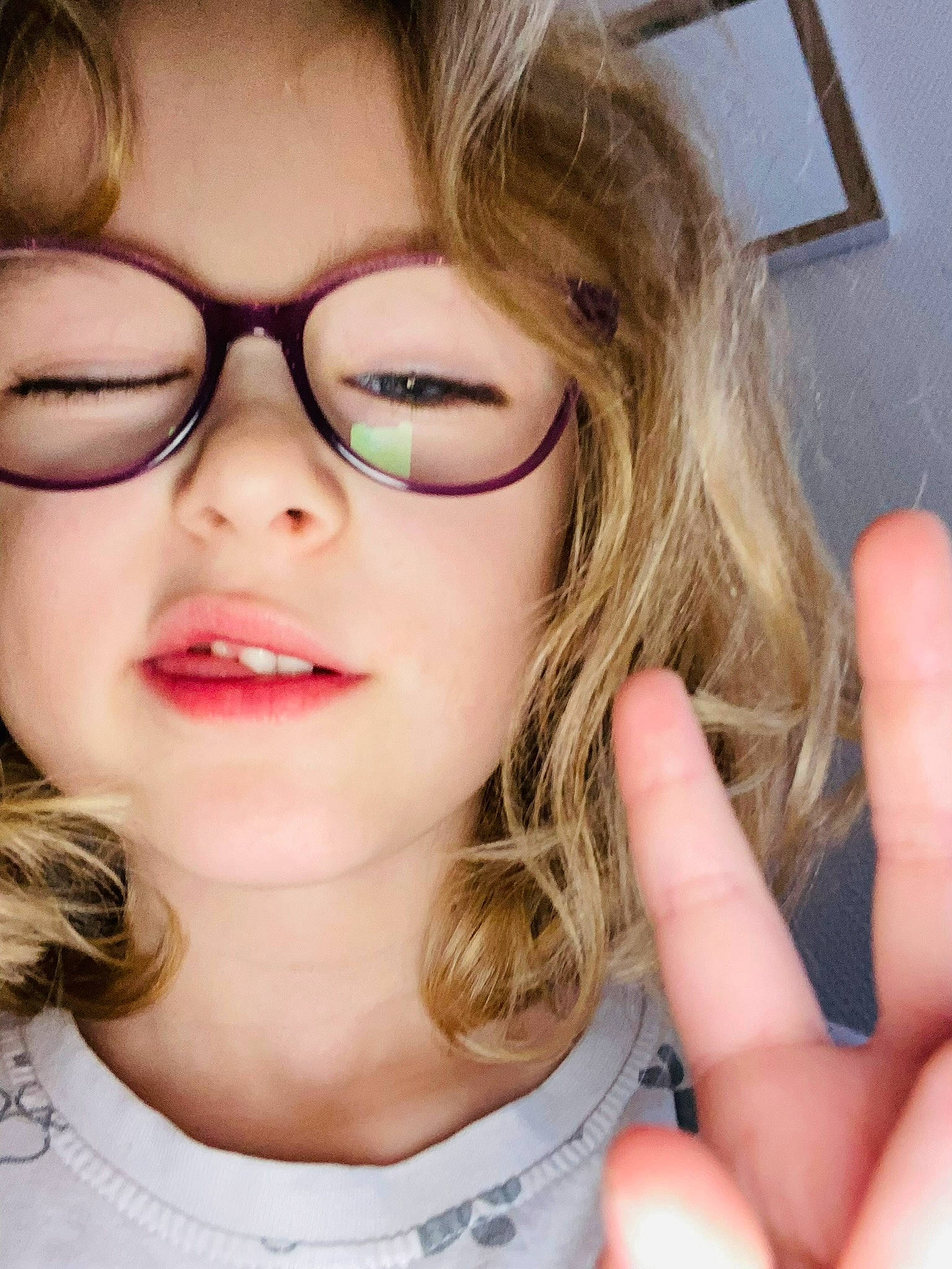 Jade a rejoint le concours — aidez-le/la à gagner de superbes lots ! cheek, chin, ear, eyebrow, eyelash, face, flash_photography, forehead, gesture, glasses, happy, iris, jaw, lip, lipstick, mouth, neck, nose, person, skin