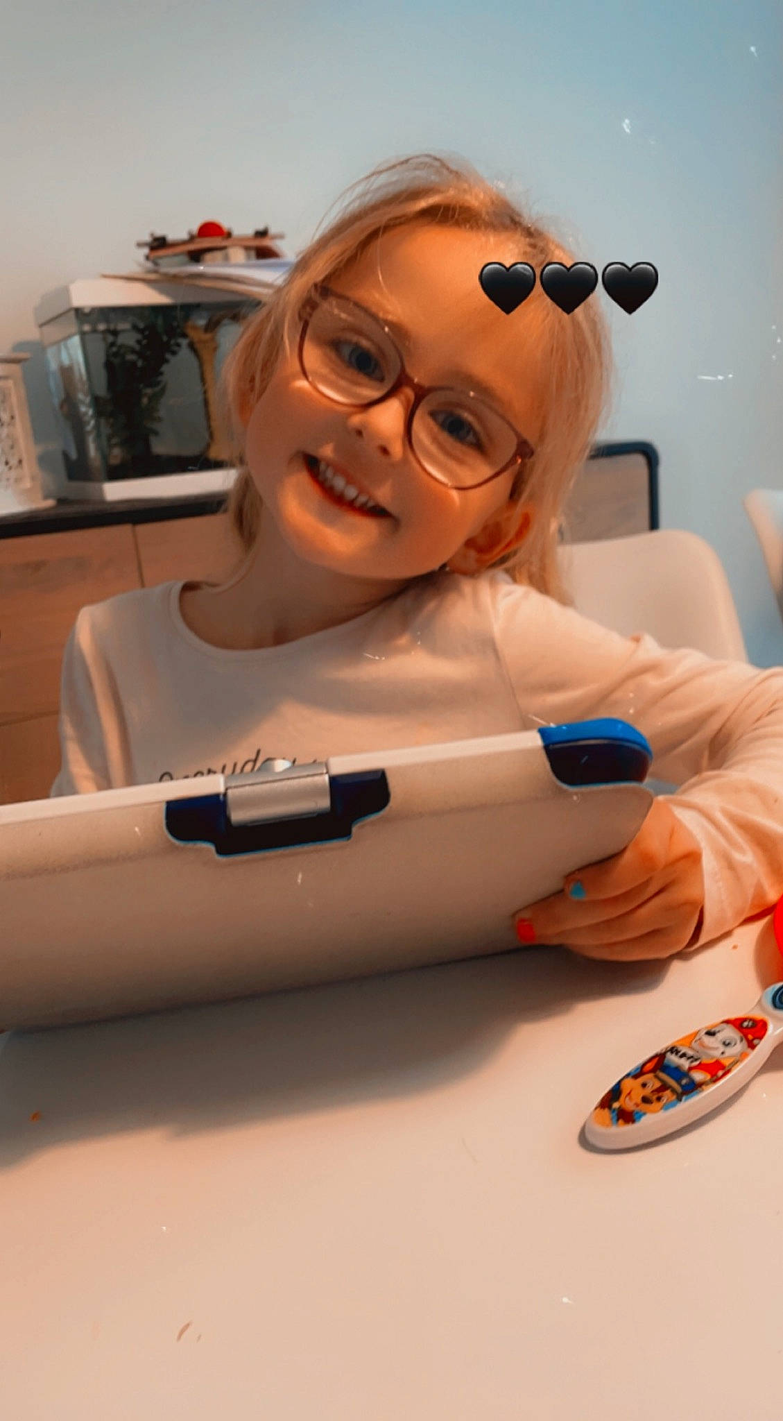 Jade participe au concours pour gagner de l'argent avec cette photo : automotive_design, bumper, child, eyewear, fun, gadget, gesture, glasses, happy, joy, person, play, recreation, shelf, skin, smile, thumb, toddler, toy, toy_vehicle