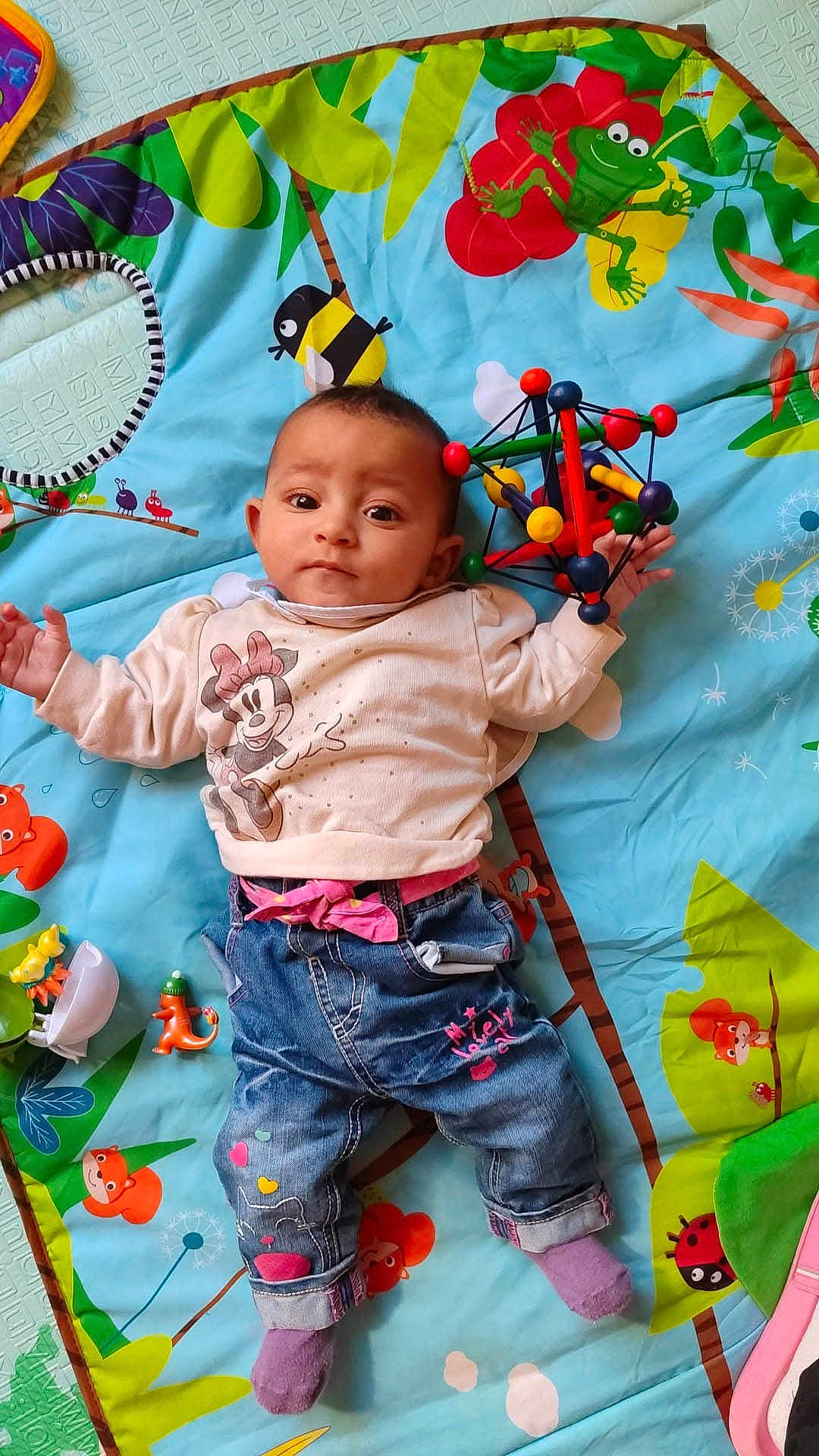 Naëlya participe au concours pour gagner de l'argent avec cette photo : baby, bed, blanket, clothing, face, footwear, furniture, head, hosiery, jeans, pants, person, photography, portrait, quilt, shoe, shorts, sock, t_shirt, toy